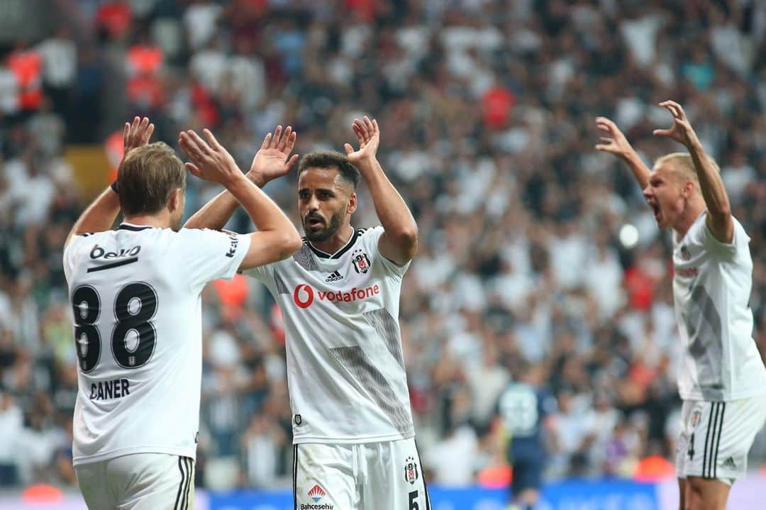 ドグラス・サントスのインスタグラム：「Muito feliz por minha estreia com essa camisa ⚫️⚪️ O empate não foi  o resultado que esperávamos mais o que prevalece foi a luta de todos a cada momento em busca da vitória. Seguimos trabalhando forte 💪 🦅」