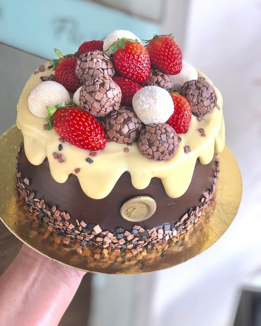 2.8 Milllon CAKESTERS!さんのインスタグラム写真 - (2.8 Milllon CAKESTERS!Instagram)「😍⁠ .⁠ @flakeschocolateria⁠ ⁠ ⁠ .⁠ .⁠ #cakes #cake #cakedecorating #chocolate #birthdaycake #cakesofinstagram #cupcakes #food #cakestagram #foodporn #instacake #dessert #bakery #baking #cakedesign #instafood #love #sweet #birthday #pastry #cakeart #yummy #cookies #delicious #chocolatecake #sweets #desserts #foodie #homemade」9月1日 8時00分 - cakeguide