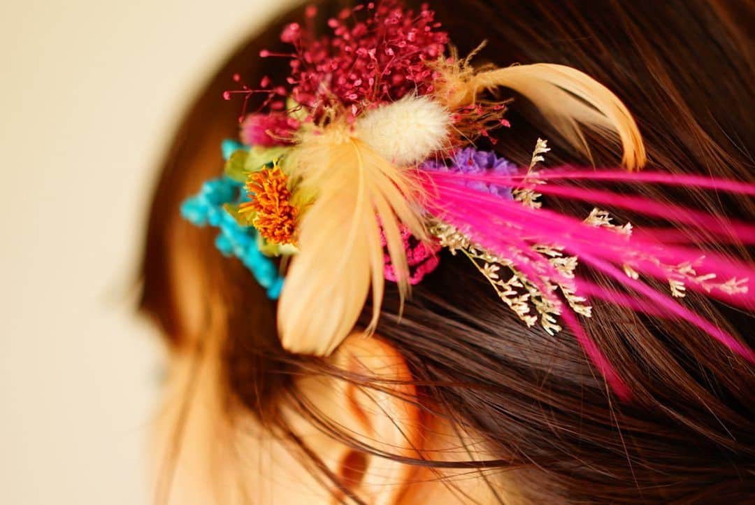 前田有紀さんのインスタグラム写真 - (前田有紀Instagram)「おはようございます♪今日も晴れましたね！赤レンガ倉庫は盛り上がりそうですね。@localgreenfestival  昨日大人気だったお花の髪飾り、片耳で飾るピアスはこんな感じです（swipeしてね！）昨日は私たちのカラフルなお花を身に纏って楽しむ方がたくさんいらっしゃって、とっても嬉しかったです。昨日は二日分としてご用意した分がほとんど完売してしまったので今日はまた新しくお作りしてご用意いたします。 . またguiの出店ブースでは、コラボしている LOVEGREENさんのBotapiiのバックナンバーも無料配布中です。色々なアイデア満載のフリーペーパーなのでぜひもらっていってくださいね！  海風を感じる最高なロケーションのマーケットで楽しみましょう！ . .《info》 . Local Green FESTIVAL 2019.8/31(土)〜9/1(日) 11:00〜21:00 https://localgreen.jp/ 横浜赤レンガ地区野外特設会場 guiは、"GREEN MARKET"内での出店です！ @gui.flower  @lovegreen_official  @botapii . #guiflower #localgreenfestival  #localgreenfestival2019  #横浜赤レンガ倉庫 #lovegreen #botapii」9月1日 8時07分 - yukimaeda0117