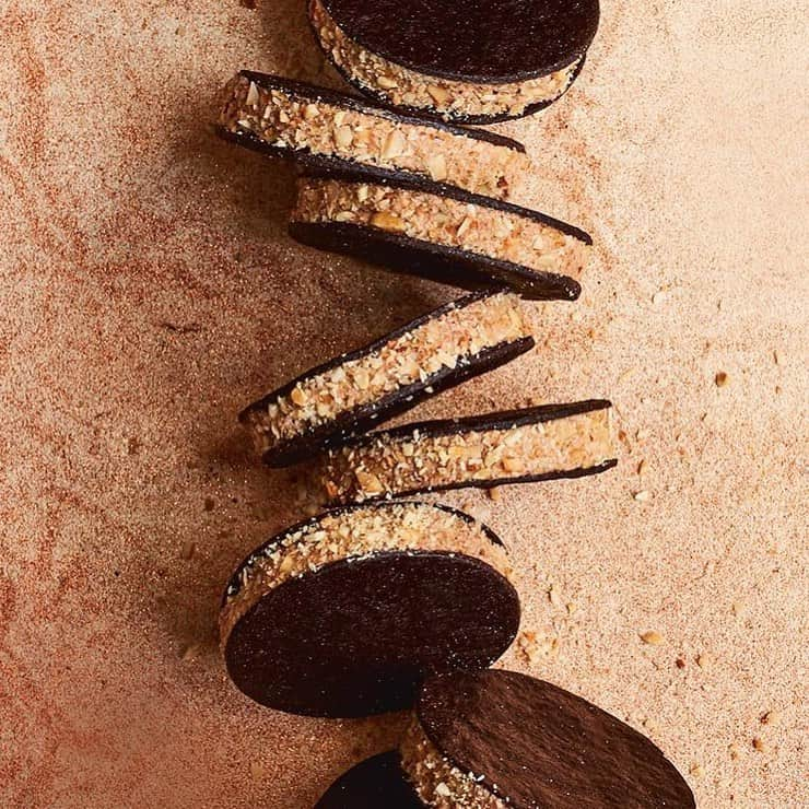 マーサ・スチュワートさんのインスタグラム写真 - (マーサ・スチュワートInstagram)「Have you ever seen such beauties? In @marthastewart48's latest book "Cookie Perfection," her elegant Hazelnut-Crusted Chocolate Sandwiches take center stage. A cushion of fluffy chocolate buttercream is suspended between two crisp chocolate wafers and rolled in toasted hazelnuts for a buttery, crunchy finish. Grab the full recipe at link in bio!👆🏼📷: @lennartweibull」9月1日 8時09分 - marthastewart