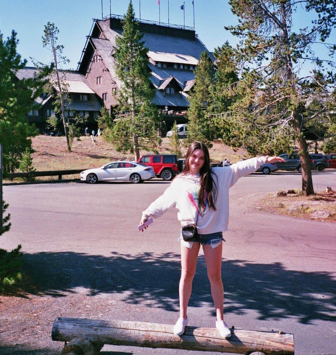 ランドリー・ベンダーのインスタグラム：「This definitely looks like I’m innocently posing in front of the hotel from the shining」