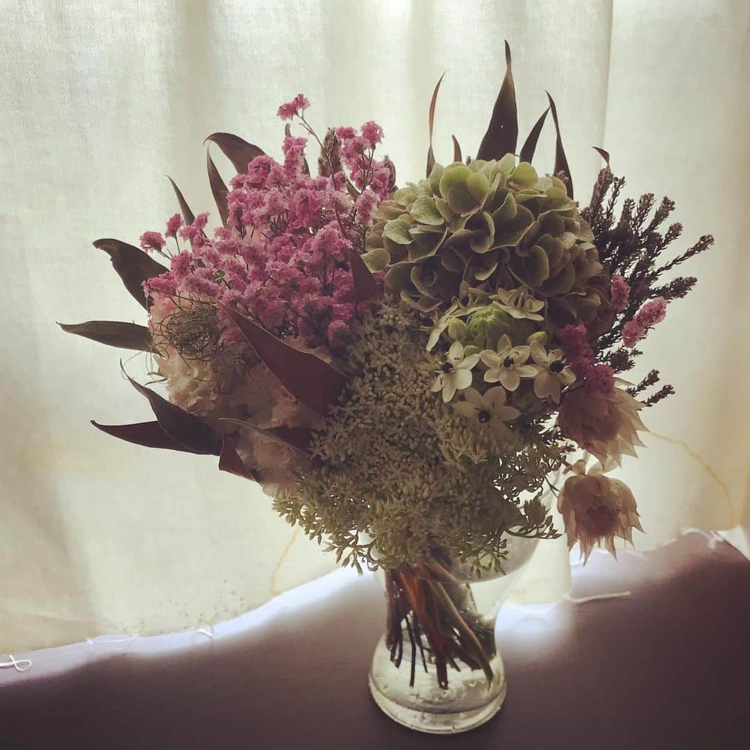 睦のインスタグラム：「先日の撮影終了後、 頂いた花束。  嬉しいですねぇ。  ありがとうございます😊  #花束  #flower  #撮影  #shooting  #再会  #flowers  #gift  #ギフト  #プレゼント  #present  #presents  #bouquet  #reunion  #花  #hana  #贈り物  #嬉しい  #嬉しいプレゼント  #お疲れ様でした  #ありがとうございました  #きれい  #美しい  #癒される  #ssw  #モデル  #model  #lyricist  #作詞家  #井上睦都実 #睦」