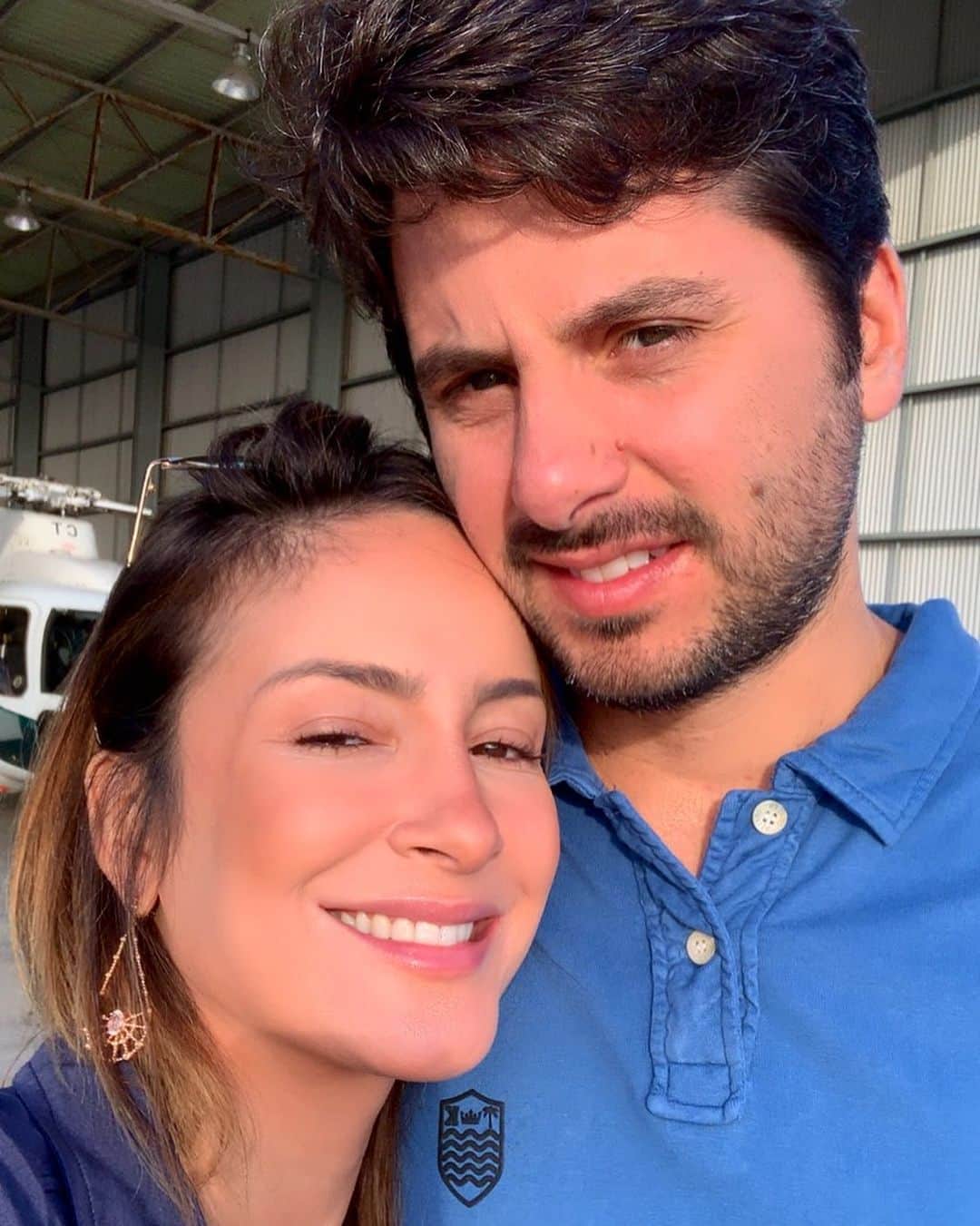 Claudia Leitteのインスタグラム：「Quando a luz tá bonita, mas, você quase não consegue abrir os Zói e tenta ser simpático mesmo assim! 😁 @mmpedreira Te amo, Papaizinho de mamãe.」