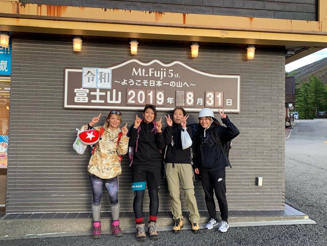 渡辺華奈さんのインスタグラム写真 - (渡辺華奈Instagram)「. 富士登山してきたーーー！！ 8/31 19:11登山開始 01:40頃富士山頂着！！ え、、ここ山頂！？ 暗い、人いない、寒い！！ 02:00頃に下山開始をし、 御来光は六合目あたりで見ました🗻☀️ 06:06下山終了👏  自分以外は初富士山で私も何も覚えてないくらいのほぼ初心者の中、弾丸は完全に修行でした。ノリと勢いと体力のみはある。 下山の時は真っ暗で前も見えなく周りに人も居なく怖すぎました笑 寒いし雨だし！！！ 生きて帰れるの？とおもったけど 御来光見たら来てよかったと思いました^_^ 良いコンディションでまた行きたいー！！ ありがとうございました😊 . . バスは10:00なので暇人 12:30には新宿に💪 . . #富士登山  #富士山 #御来光 #登山初心者  #弾丸 #弾丸登山 #修行 #下り地獄 #ノリと勢い  #初心者達 #山をなめるな #次回からの教訓 #ヘルメットおばさん #私のヘルメットだだの荷物 #筋肉女子 #柔道 #総合格闘技 #プロレス」9月1日 8時32分 - kana_0821