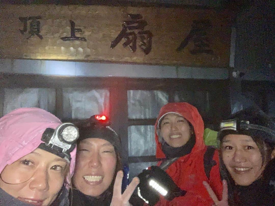 渡辺華奈さんのインスタグラム写真 - (渡辺華奈Instagram)「. 富士登山してきたーーー！！ 8/31 19:11登山開始 01:40頃富士山頂着！！ え、、ここ山頂！？ 暗い、人いない、寒い！！ 02:00頃に下山開始をし、 御来光は六合目あたりで見ました🗻☀️ 06:06下山終了👏  自分以外は初富士山で私も何も覚えてないくらいのほぼ初心者の中、弾丸は完全に修行でした。ノリと勢いと体力のみはある。 下山の時は真っ暗で前も見えなく周りに人も居なく怖すぎました笑 寒いし雨だし！！！ 生きて帰れるの？とおもったけど 御来光見たら来てよかったと思いました^_^ 良いコンディションでまた行きたいー！！ ありがとうございました😊 . . バスは10:00なので暇人 12:30には新宿に💪 . . #富士登山  #富士山 #御来光 #登山初心者  #弾丸 #弾丸登山 #修行 #下り地獄 #ノリと勢い  #初心者達 #山をなめるな #次回からの教訓 #ヘルメットおばさん #私のヘルメットだだの荷物 #筋肉女子 #柔道 #総合格闘技 #プロレス」9月1日 8時32分 - kana_0821
