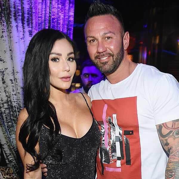 E! Onlineさんのインスタグラム写真 - (E! OnlineInstagram)「JWoww and Roger Mathew's divorce has been finalized and she seems relieved... to say the least. Her reaction to it all is at the link in our bio. (📷: Getty Images)」9月1日 8時32分 - enews