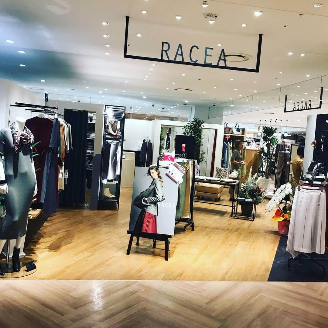 racea_officialさんのインスタグラム写真 - (racea_officialInstagram)「大阪LUCUA1100 オープン２日間。 色々なお客様にお越しいただきありがとうございました😊 以前のポップアップでご購入頂いたお客様がお越し頂いたり、お友達を連れて戻って来てくださったお客様がいらしたり。凄く楽しいオープン２日でした^_^ 今日も色々なお客様にお越し頂ける事。楽しみにしています^_^ デザイナーmaki takami  #RACEA#ラシア #LUCUA #1100 #ルクア #ルクア1100 #OPEN #2019AW#新作#大人コーデ#大人ファッション#お洒落さんと繋がりたい #高感度#高品質#モード#ファッション#コーデ#instafashion #秋冬#ドラマ衣装 #新宿ミロード #LUMINE有楽町 #スタッフ募集」9月1日 8時27分 - racea_official