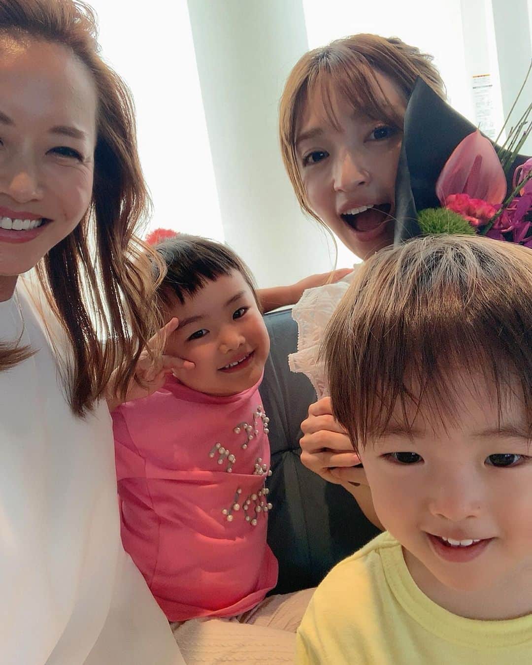 田中涼子のインスタグラム：「前の写真ー!﻿ 誕生日にサプライズで会いにきてくれて﻿ビックリした🥰♡﻿ ﻿ 8月終わりかぁ。 ﻿ ﻿ほとんど出かけてたから﻿ 毎回の準備も後片付けもあり、﻿ 夜中に家事してたら毎日があっという間☀︎ 世の中の子育てパパママお疲れ様だなぁ﻿ ﻿ ﻿カメラロールが思い出でいっぱい📷 ﻿」
