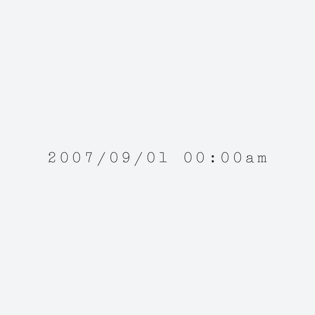 DECENCIA(ディセンシア)のインスタグラム：「今から12年前の2007年9月1日0:00am。 ・ 敏感肌専門ブランド「ディセンシア」は、2つのクリームの通信販売からスタートしました。 ・ 販売開始の瞬間は、とてもひっそりとした、静かなものでしたが、「これまでの敏感肌スキンケアに、かつて無かった価値を提供する」という情熱と誇りを胸に、一つ一つ入るご注文を、祈るような気持ちで見守っていた風景は、今でも、昨日のことのように覚えています。 ・ あれから1年1年、さまざまな挑戦があり、そして12年の月日が経ちました。 ・ 私たちを取り巻く環境も、そして何より私たちディセンシアも、さまざまなアップデートを繰り返しながら、多くのお客さまに支えられて、今があります。 ・ 13年目の私たちはこれからも、「敏感肌は、どこまでも美しくなれる。」という希望の言葉をビジョンに掲げて今日も商品をお届けいたします。 ・ //////// #12周年 #創業日 #つつむ #クリーム #フェイスクリーム #ボディクリーム #敏感肌はどこまでも美しくなれる #DECENCIA #decencia #ディセンシア #敏感肌 #化粧品 #研究 #現代女性 #スキンケア #敏感肌スキンケア #敏感肌化粧品 #敏感肌コスメ #肌ケア」
