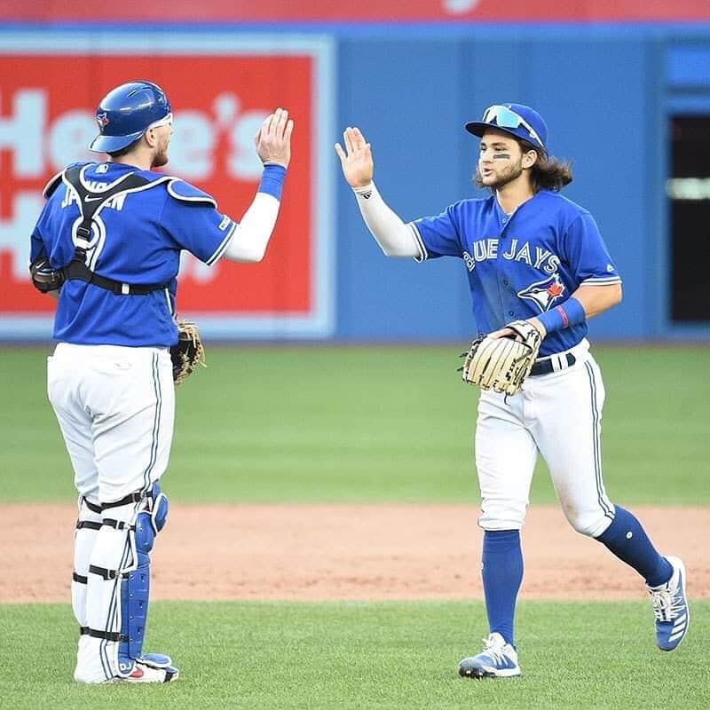 トロント・ブルージェイズさんのインスタグラム写真 - (トロント・ブルージェイズInstagram)「Can't spell weekend without a W! Give us your ✋ emojis! #BlueJaysWin」9月1日 9時07分 - bluejays