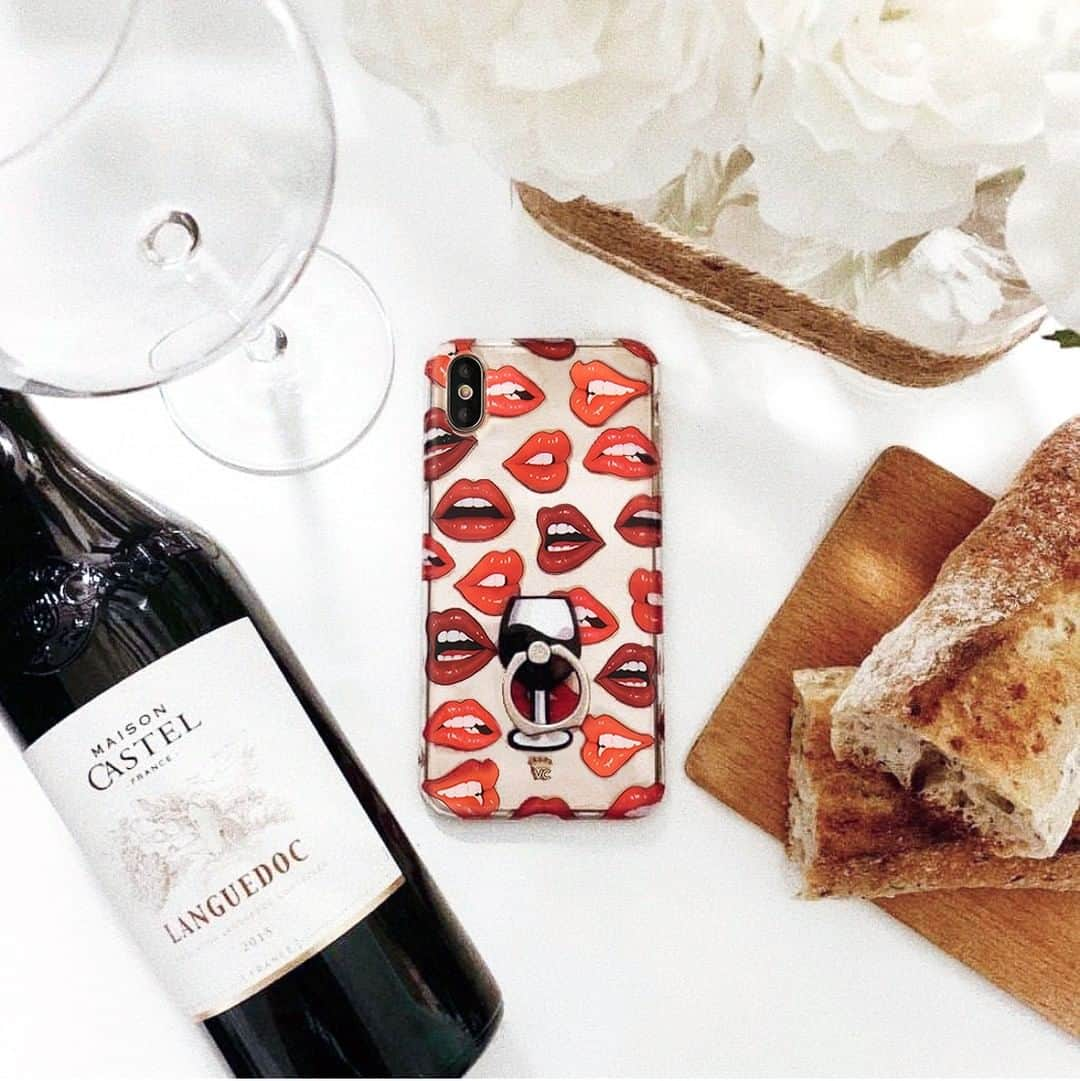 VELVETCAVIARさんのインスタグラム写真 - (VELVETCAVIARInstagram)「Saturday night, WINE NOT? 🍷🥖 Shop our Red Lips Case + Wine Grip Ring. Sold separately. Get yours @velvetcaviar. #velvetcaviar #wine #weekends⠀⠀⠀⠀⠀⠀⠀⠀⠀ ⠀⠀⠀⠀⠀⠀⠀⠀⠀ 📸: @sarphay」9月1日 9時00分 - velvetcaviar