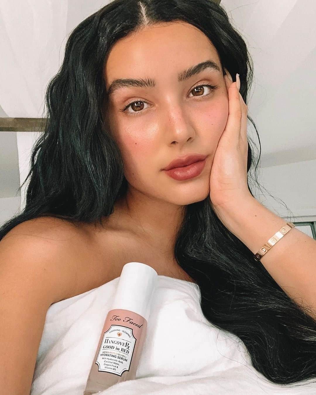 Too Facedさんのインスタグラム写真 - (Too FacedInstagram)「That GLOW though ✨ @amandaensing hydrates and protects her skin using our Hangover Good in Bed Serum and Hangover Good to Go SPF 25 Moisturizer! 💦 #regram #toofacedambassador #toofaced」9月1日 9時01分 - toofaced