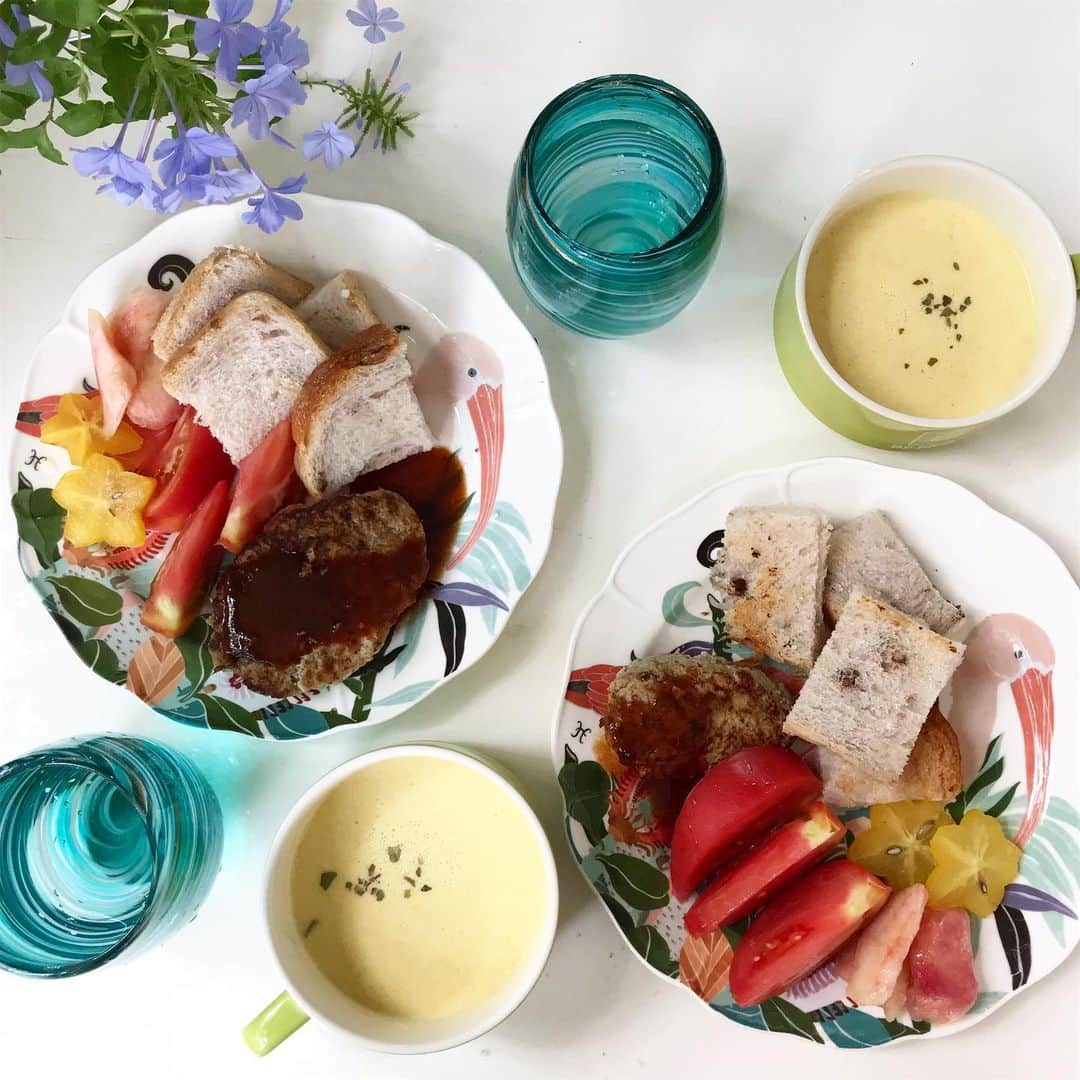 のインスタグラム：「夏休み後半はまさかの外食ばかり😱 やっとスーパーで大量に買い込んで ハンバーグを大量に作ったよー😋 トウモロコシも安かったから 冷たいコーンスープに🌽 お皿は @anthropologie だよっ😆」