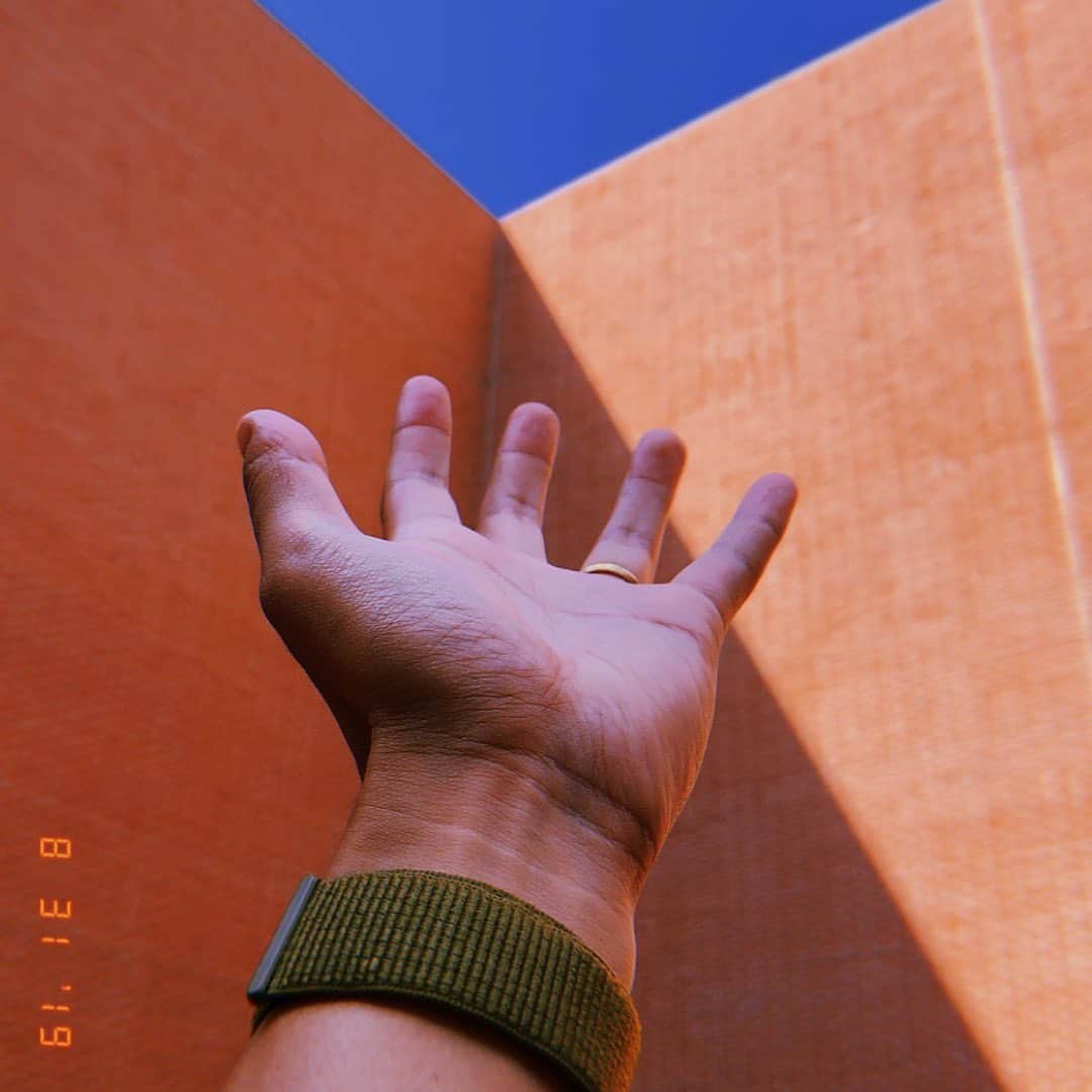 ショーン・エバリストのインスタグラム：「Full tourist mode out in Seoul Korea before all the dancing kicks in this week with @feedbackkorea 🙏🏽 Saw this wall and it had @larkinpoynton vibes written all over it. haha had to do it 👨🏼‍🎨 Korea, it’s been a long time, I’ve missed you 😌 <<< Swipe through📸 . . I also saw a big a** monument of the Gangnam style hands (should have danced it underneath it lol🙅🏻‍♂️) . . . . Yesterday I connected with some new friends, they were kind enough to have me share with their community in here in Korea this week. So far we Broke bread, talked about life, human connections, dance philosophy and then some. Got to see the city, including remember how bad traffic is here and also how taxi drivers drive 🥴 We drank a few cocktails and concluded that life is short so let’s keep on dancing and keep having fun. Looking forward to the week ahead👊🏽」