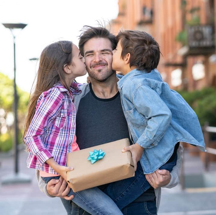 Subaru Australiaさんのインスタグラム写真 - (Subaru AustraliaInstagram)「Flying cars, now there's an idea that never really took off 🤣 HAPPY FATHER'S DAY to all the Dad-jokers out there, thanks for always making us laugh. May your day be filled with love and laughter 😍 ❤️ P.S. you can never have too many 🧦  #OneLittleMoment」9月1日 9時15分 - subaruaustralia