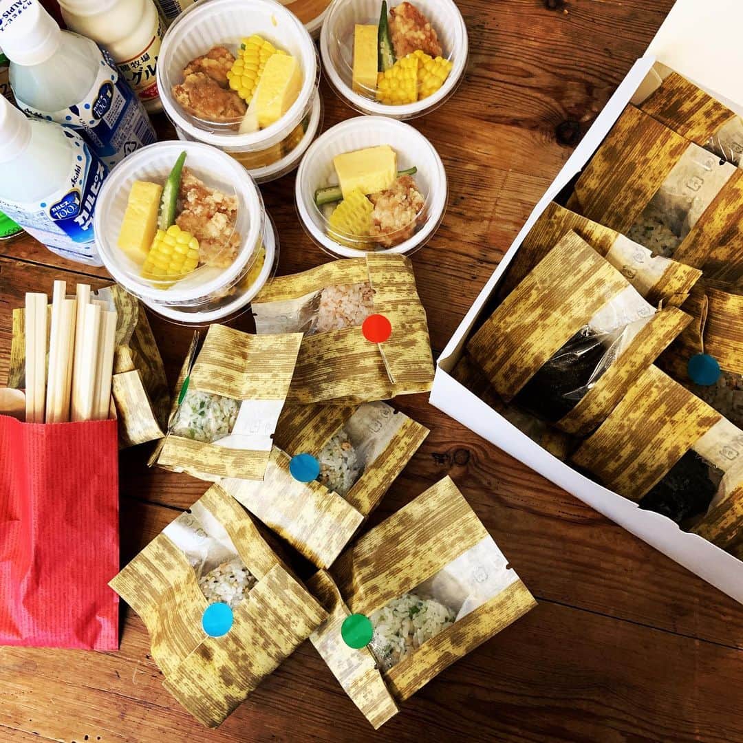 のインスタグラム：「業務連絡。酢握りに酢めしじゃないおにぎり登場しました。 #ロケごはん #朝ごはん」