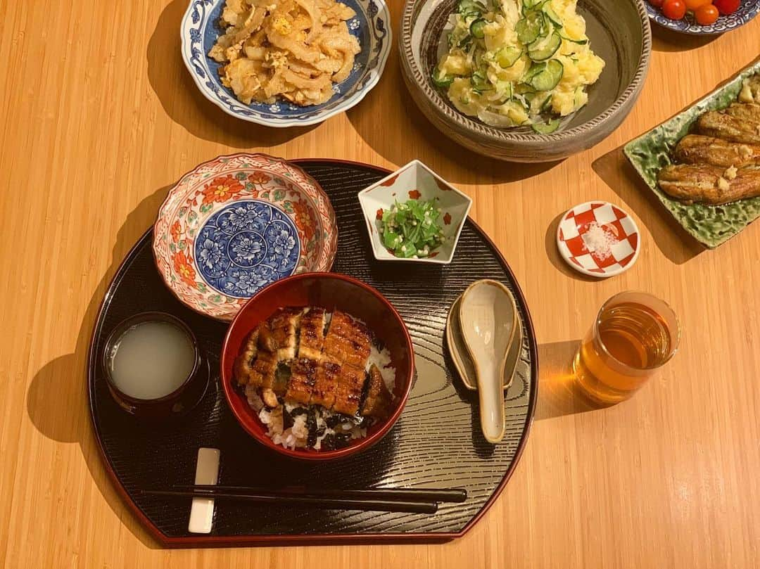 青山有紀さんのインスタグラム写真 - (青山有紀Instagram)「友達のおうちで夕食作り。  うなぎ丼 蒸しポテトサラダ 焼きなす ゴーヤ卵いため  お茶はもちろん #寿養茶 @juyo_cha  どんなごはんにも合うしノンカフェインなので夜も安心して飲めます☺️ #青山有紀 #青山有紀ごはん」9月1日 9時31分 - yukiaoya