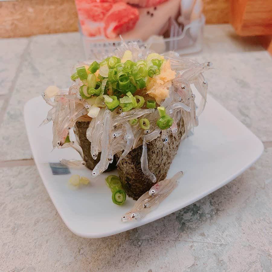 のインスタグラム：「くみちゃんと鎌倉で食べ歩き♪  外れなしのどれも本当に美味しかった🤤❤️ #kamakura #鎌倉 #小町通り #鶴岡八幡宮 #食べ歩き #walkandeat #eataround #プチトリップ #小旅行 #生しらす #いくらミルフィーユ #いくら丼 #カジキマグロ #カジキマグロの串焼き #hotcake #ホットケーキ #イワタコーヒー #lemonade」