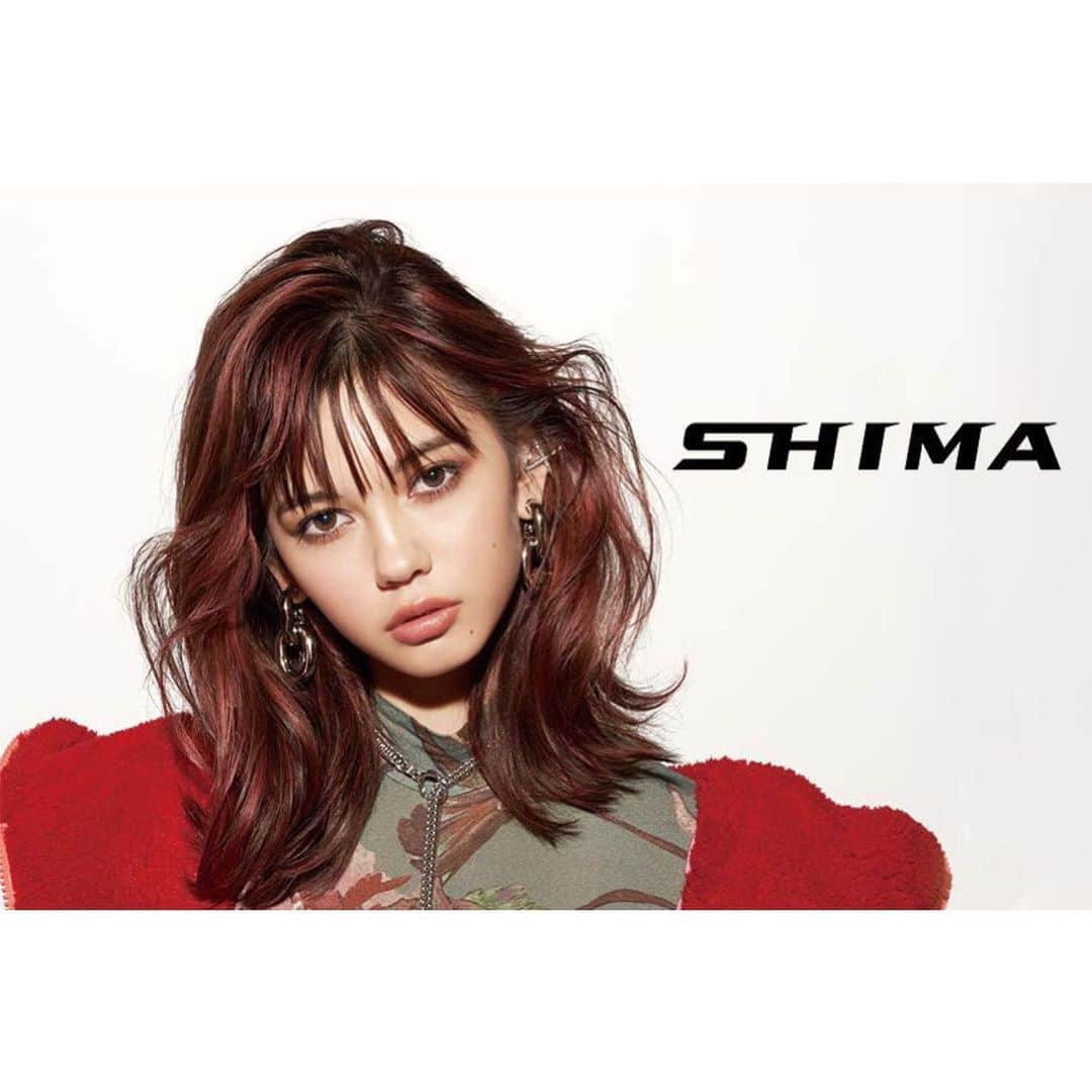 奈良裕也さんのインスタグラム写真 - (奈良裕也Instagram)「2019 A/W SHIMA NEWHAIR 「 Winter ROSE 🌹 」 sweet but coolが今の気分。 ベーストーンはCOOLな印象のダークブラウン。 そこに、ローズピンクのハイライトをしっかり目立つようにON！ 重めにラインを残したベースカットに、フワッと動くレイヤーを入れ、浮遊感を出してスタイリング。  model:Erika @hi_erica_ photo:Yasunari Kikuma @yasunari_kikuma styling: Shino Suganuma @shinosuganuma hair:Yuya Nara @yuyanara make:Anna. @annashimazaki.com77 videographer:Naoki Tomita @naokitomita_ creative director:Kaori Shima @kaorishima3」9月1日 9時46分 - yuyanara