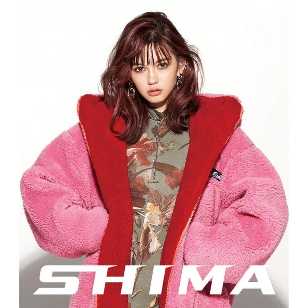 奈良裕也さんのインスタグラム写真 - (奈良裕也Instagram)「2019 A/W SHIMA NEWHAIR 「 Winter ROSE 🌹 」 sweet but coolが今の気分。 ベーストーンはCOOLな印象のダークブラウン。 そこに、ローズピンクのハイライトをしっかり目立つようにON！ 重めにラインを残したベースカットに、フワッと動くレイヤーを入れ、浮遊感を出してスタイリング。  model:Erika @hi_erica_ photo:Yasunari Kikuma @yasunari_kikuma styling: Shino Suganuma @shinosuganuma hair:Yuya Nara @yuyanara make:Anna. @annashimazaki.com77 videographer:Naoki Tomita @naokitomita_ creative director:Kaori Shima @kaorishima3」9月1日 9時47分 - yuyanara