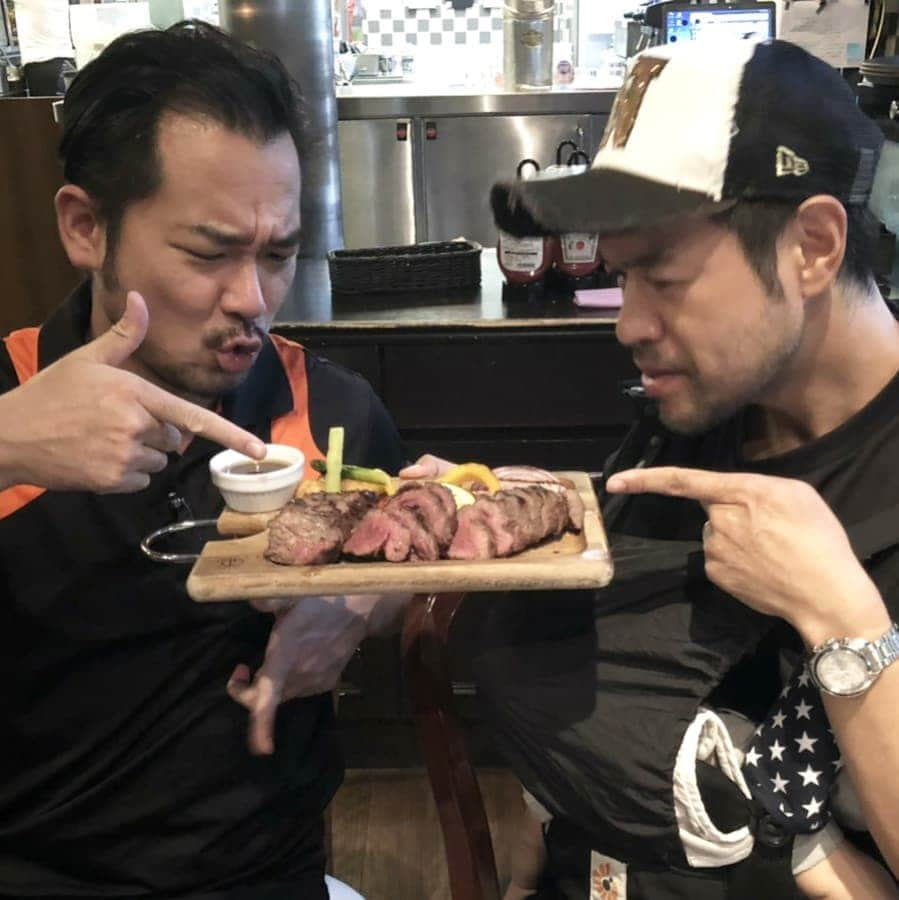 ニッチロー'さんのインスタグラム写真 - (ニッチロー'Instagram)「MLB Cafeさんのキャプテンビーフプレート❗  アメリカンビーフの旨味を堪能出来てめっちゃ美味い❤️🥎 店長の伊藤君とお互いの息子を抱っこ…  伊藤君  それは  イチロー選手人形だよ。  #mlbcafetokyo  #mlbcafe #captainbeef  #tokyodome #majorleague  #baseball #mlb #mlbカフェ  #キャプテンビーフ #キャプテンビーフプレート #アメリカンビーフ #東京ドーム #コニッチロー #ニッチロー’ #ニッチ飯 #メジャーリーグ #ベースボール #野球」9月1日 9時58分 - nicchiro5.1