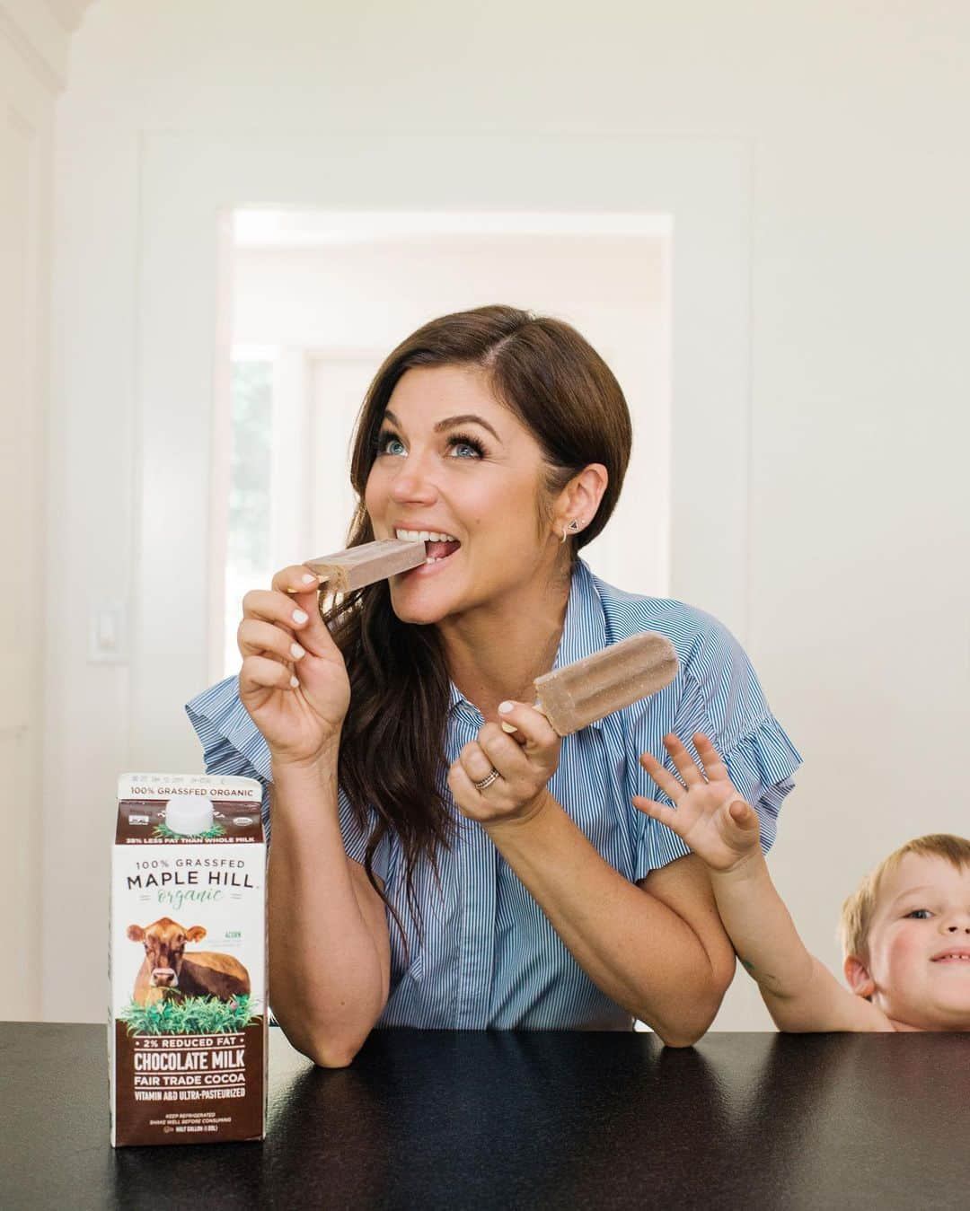 ティファニー・ティーセンさんのインスタグラム写真 - (ティファニー・ティーセンInstagram)「Still looking for an easy Labor Day dessert? These easy fudge pops will please your entire crowd. @maplehillcreamery treats their cows with love and respect and their happy, healthy cows make the best tasting milk. Their 100% grass-fed chocolate milk puts these easy fudge pops over the top! #maplehill #recipeontheblog #linkinbio」9月1日 9時58分 - tiffanithiessen