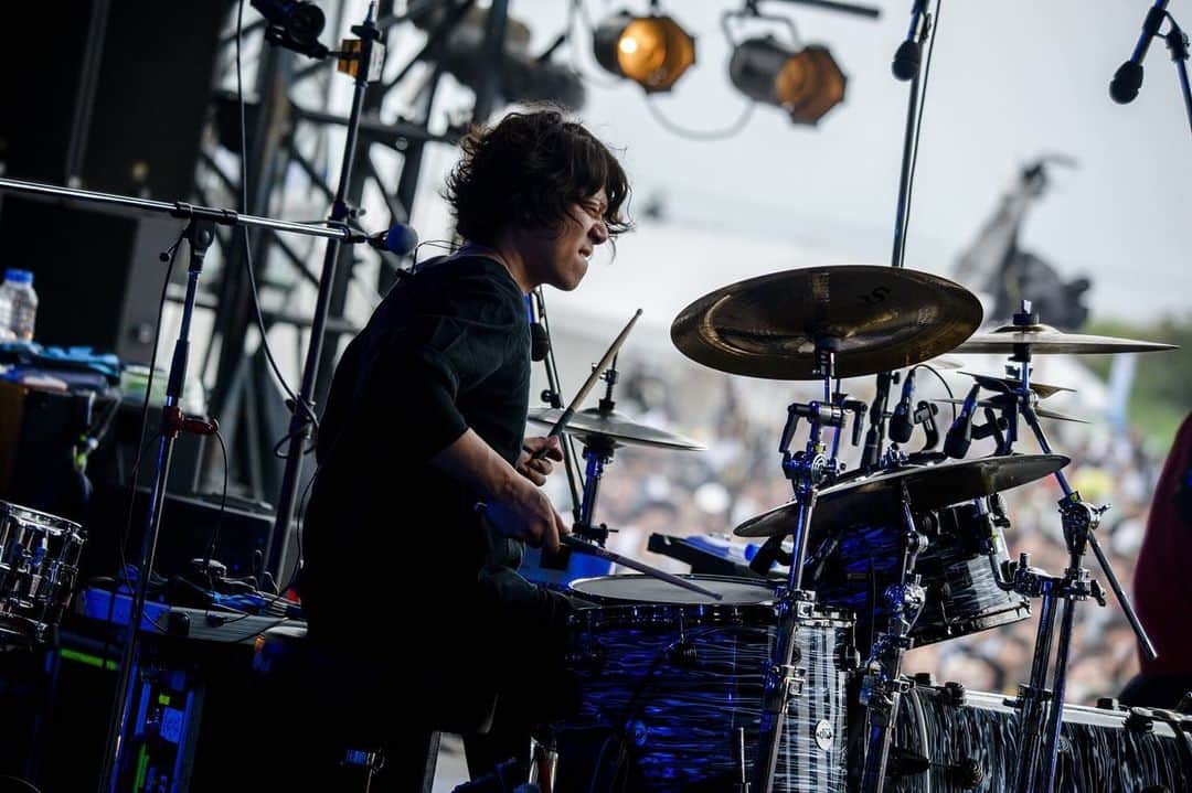 HIROSHIのインスタグラム：「RUSH  BALL 2019 ロットン組んだ時にメンバーで初めて野外フェスを観に行ったのがRUSH  BALLでした。 当時出てたアーティストを観てカッコイイって思ったし、絶対ロットンで出てやるって思ってたフェス。  20年かかった。  やっと出れた。  SiMの谷やん(ゴリ)からLINEきて嬉しかったな♪  photo by @ninjajon」