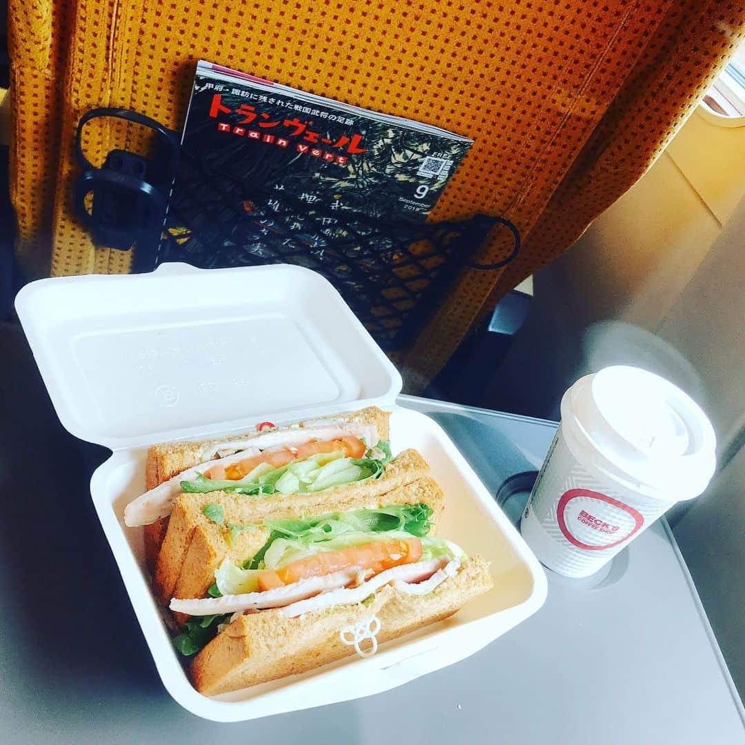 高橋奈苗さんのインスタグラム写真 - (高橋奈苗Instagram)「おはよーパッション☀️ 仙台に向かってます🚄 駅弁にしよかな…と思ったけどサンドウィッチ+☕️のゴールデンコンビで朝食に。 パンとコーヒーの組み合わせが好きすぎる。 ・ ・ #morning #coffee #朝ごパン #BECKS #仙台 #DragonGate #SEAdLINNNG #高橋奈七永」9月1日 9時51分 - nanae_passion_