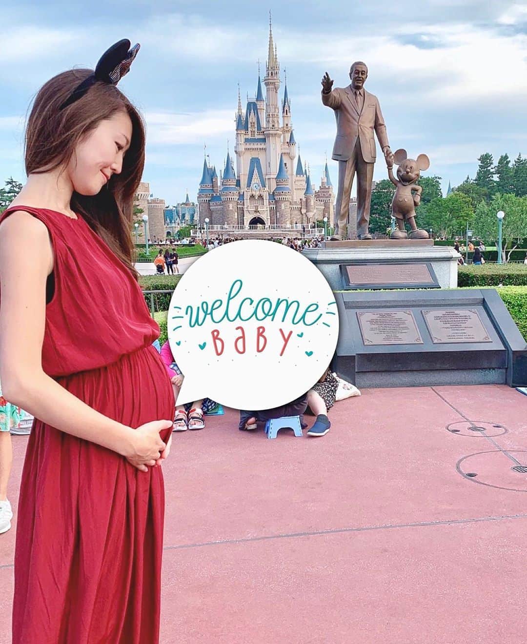 花田浩菜のインスタグラム：「💫💫💫💫💫💫💫 私事ではありますが、、 . この度、第2子となる 新しい命をお腹に授かりました👶🌻 息子とは2学年差で、冬に生まれる令和元年ベビーとなる予定です❄️✨ . . 体調も臨月まで超順調だった第1子の時よりすこぶる悪くて😂爆、 妊娠発覚→吐きづわりから始まり、 毎月息子→私の順で100%風邪の移し合いで、高熱を出したり胃腸炎になったり夏風邪を引いたり、、の数ヶ月間を経て、様々な不調があったものの😂 現在は#妊娠7ヶ月 になり、ようやく落ち着いて安定期を元気に楽しく過ごせています😊 . . 落ち着いた今となってはあっという間の安定期ですが、初期は食べ物を見る、台所に立つ、食洗機に食器を入れるのもしんどく、、 息子のご飯を温めて出すにも吐いちゃって、いつ終わるのか終わりが見えなくて本当に辛かったのも思い出です😂😭 姉は悪阻で入院していたので、私は水分だけは夜も取れるし姉の悪阻よりはマシだと奮い立たせてイヤイヤ期の息子の相手をしながら、時には諦めながらwアクエリアスと共に一時期は生き長らえていましたが、改めて世の中の妊婦さん、ママさんはみんな本当に凄いと思いました。 . . 至らない母すぎて、 1人を1人で見るのも精一杯で周りの人の助けがあって成り立っている私なので 最初は2歳差の2人育児には不安でいっぱいでしたが、、 今は1人目よりお腹も大きくなるのも、胎動も感じるのも早く、元気いっぱいの産まれてくるおちびちゃんに会えるのが楽しみです❤️ . . 第1子が38週で胎盤剥離で出産となってしまった経験があるので、お産はほんと、無事に産まれてきてれるまで何があるか分からないけれど。このまま無事に元気に産まれて来てくれることを祈りながら🙏、、 残りの家族3人の時間を大切に、 体調が良い間にはたくさん思い出も作りながらマタニティライフも過ごしていけたらと思います😊 まだ上の子も2歳なので、お兄ちゃんとしてではなく1人の子として向き合ってあげられるようにする事が一つの目標💫 . これから増える家族とともに 暖かく見守ってくださると嬉しいです✨🙇‍♀️ 下の子と同い年になるママさんもよろしくお願いします😊✨ . . #妊娠報告 #第二子妊娠中 #2人目妊娠中  #妊娠7ヶ月 #令和元年ベビー予定 #マタニティ #マタニティライフ #プレママ #令和元年ベビー  #妊婦 #2歳差育児 #2学年差予定 #安定期  #ママリ  #l4l #happy #happydays」