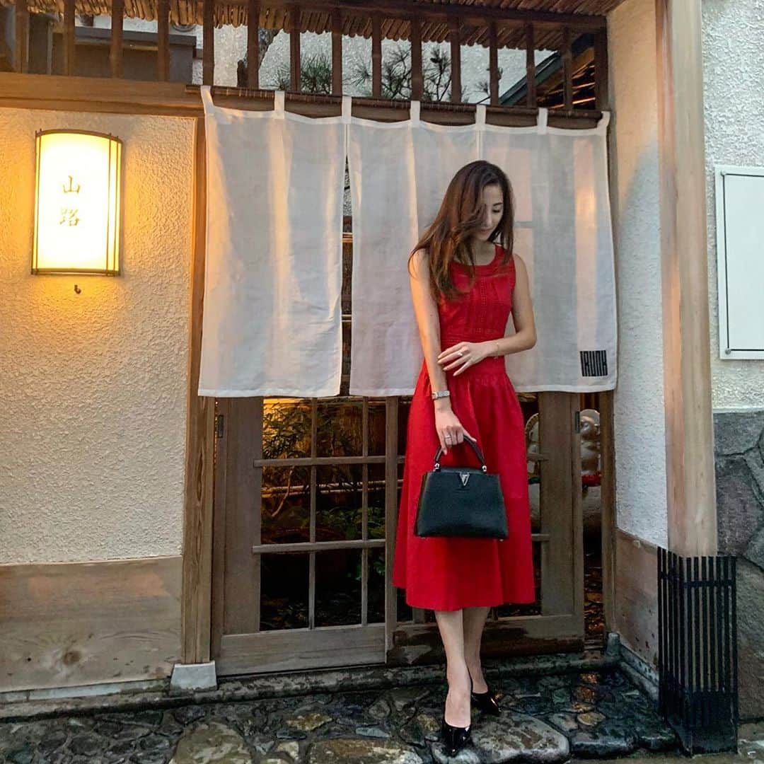 のインスタグラム：「． かくれんぼ横丁🏮 一見京都に来たかのようだけど 東京の神楽坂です😌 今話題のTRUNK HOUSE に行ってきました‼︎ ． 内装やインテリアもとても凝っていて お料理もおもてなしも最高峰！ 囲炉裏でお茶を立てることもできて🍵 JAPANを感じられる🇯🇵👘🗻♨️🗼 大人な贅沢を味わ得る場所！！ 美味しい料理のフルコースも いただけたのでまた載せます！！ ． 防音完備のミニディスコ🕺🎤✨ 花街には 世界で活躍するアーティストや デザイナーさんの絵やサインが😮🖼 @kaws のもあった😵×× ． コーデ詳細↓ 👗 @lagunamoon_com 👠 @jimmychoo 👜 @louisvuitton ． #trunkhousekagurazaka #trunkhouse #trunk #trunkhotel #kagurazaka #japantrip #トランクハウス #トランク #トランクホテル #神楽坂グルメ #神楽坂 #かくれんぼ横丁 #本多横丁 #山路 #リノベーションホテル #囲炉裏 #花街 #lagunamoon #ラグナムーン #ラグナムーンコーデ」