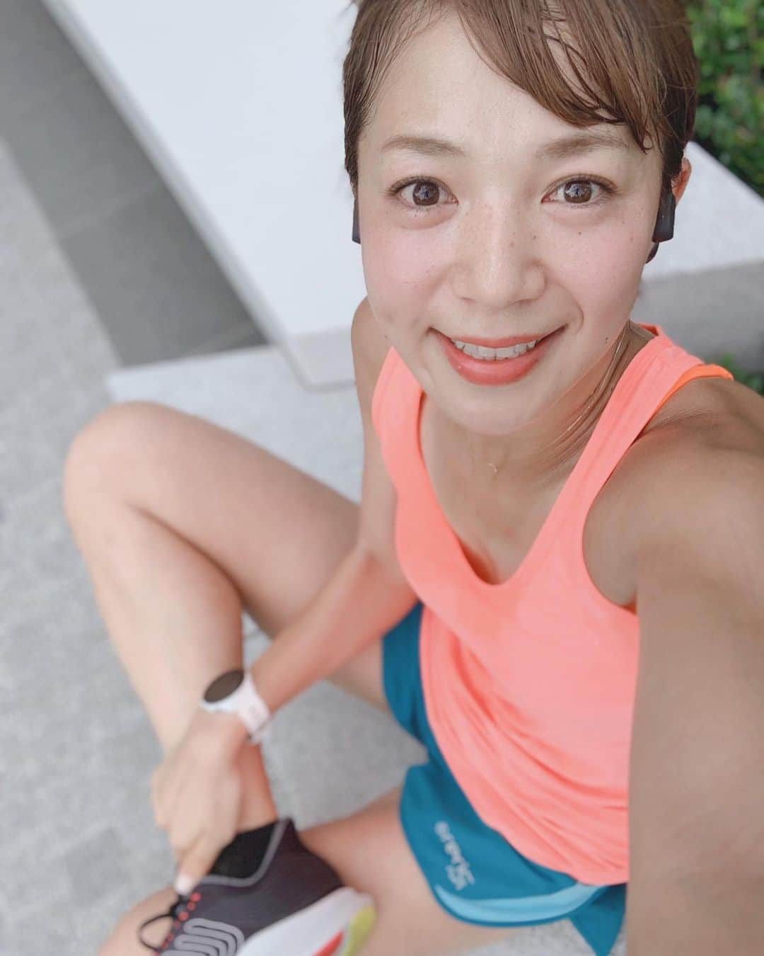 鈴木莉紗さんのインスタグラム写真 - (鈴木莉紗Instagram)「今朝は軽めに🏃‍♀️ #サブスリー 達成メニューなどについてコメント等でよく聞かれるので、投稿します✍️ ⚠️またまた長文注意⚠️ なおかつちょっと偉そうですみません😱 ↓ ↓ ↓ 練習メニューは#1日10分も走れなかった私がフルマラソンで3時間を切るためにしたこと に設定ペースや、練習の流れ、レース前のピーキングについて書いてあります。 ずっとコーチングをしてくれている平塚潤さん @jun.hiratsuka が監修しているので、間違いないです👍 Amazonのレビューには色々書いてありますが…苦笑。 ・ 今だから言えるけど、サブスリーを目指しそれなりの練習をしている方、覚悟している方は 「え！？これしかやらなくて良いの？」って思うハズ。 逆に練習が足りていない人や、サブスリーに対しての認識が甘い方(偉そうにすみません…😨) 「こんなにやらないといけないの？」という感想を抱くと思います。 わたしは前者でした。 自己流でやっていたときよりも全然疲れないのに、どんどん走力が上がって雲の上の存在だったサブスリーができてしまったのです。 ・ こないだ改めて著書を読み返したら「(今に比べて)全然練習してない！」と思いました😂 サブスリーはフルマラソン完走者のうち男性は上位3.1%、女性は0.4%です。 それなりの覚悟を持って練習をし、食生活などにも気をつけないと達成は難しいのではないでしょうか？ ・ 私は達成前の月間走行距離が400kmでしたが、男性ならば練習次第で300km前後でも大丈夫かもしれません🤔 ちなみに初心者向けの#フルマラソンを最後まで歩かずに完走できる本  も出版してます📚 ・ ・ ・ #サブスリー #サブスリー達成への道  #ランニング女子 #ランニング #running #マラソン女子 #フルマラソン #フルマラソンへの道 #マラソン練習 #マラソントレーニング #マラソン好きな人と繋がりたい  #aftershokzjp #shokzstarjp #shokzsquadjp」9月1日 9時56分 - suzuki__lisa