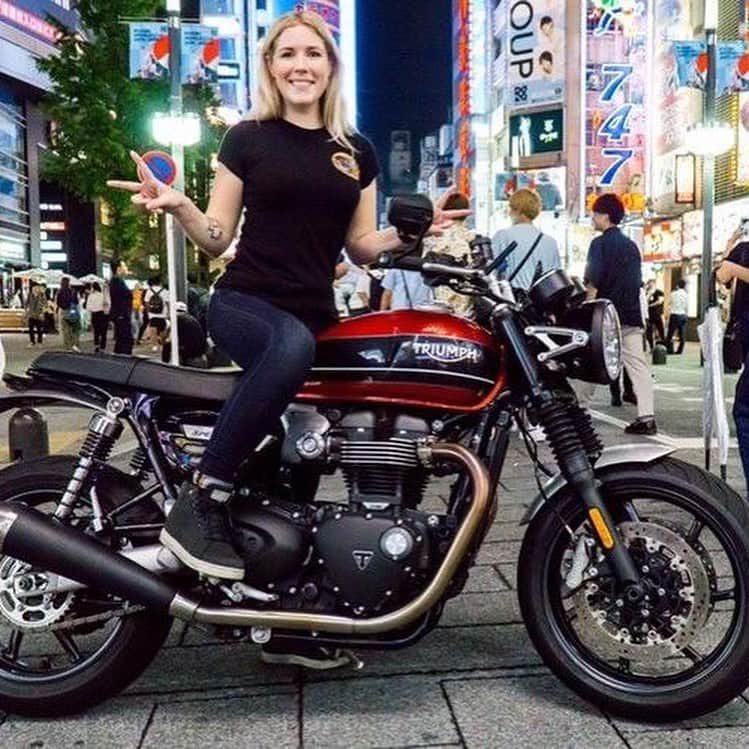 のインスタグラム：「スウェーデン出身のハンナ・ヨハンソン(@hanna.c.johansson )は、トライアンフ スカンジナビア(@triumphscandinavia )のアンバサダーとして、世界中をバイクで旅しています。 そして彼女は今、待望の初来日を果たし、赤が印象的なSpeed Twinで日本を巡る旅の真っ最中です！  初めての日本のガソリンスタンドで苦戦したかと思えば、難なくフェリーに乗って単身北海道へ。雄大な自然の中を気持ちよさそうに走り、そこで出会った人たちと和食やラーメンを満喫し…と日本でのバイク旅を大いに楽しんでいる様子。 もし、どこかで赤いSpeed Twinに乗ったハンナを見かけたら、ぜひ声をかけてみてくださいね。  #FortheRide #トライアンフ #TriumphScandinavia #triumphspeedtwin #traveljapan #japan #hokkaido #トライアンフはかっこいい #バイク #バイク旅 #北海道 #スピードツイン #バイク好きな人と繋がりたい #バイクのある風景 #バイクが好きだ #バイク乗りと繋がりたい #理想のライドがそこにある #トライアンフ乗りと繋がろう2019夏」