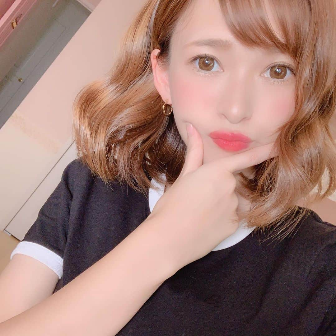 町田亜里香さんのインスタグラム写真 - (町田亜里香Instagram)「#メイク #ママメイク #まま #makeup . 昨日メイクだよ💄♡ YouTube撮影するようになってから 週末はメイクしてる気がする😶 ただ最近YouTubeのネタがなく 悩んでいるのでリクエスト待っている👍 . . ＊pop時代メイク ＊ありかの体重測定&サイズ はやりたいと思ってる🥺♥️ . . あと、なにかあるかなぁ〜。。 . . 毎日投稿してる人尊敬でしかない😶❤️ . . . #youtuber好きな人と繋がりたい  #youtuber #youtube #撮影 #ネタ  #youtubeネタ #ママ #家族  #vtcosmetics #ヘアアレンジ # #巻き髪 #ヘアスタイル #ボブ #ボブアレンジ」9月1日 10時06分 - ari_gram_111