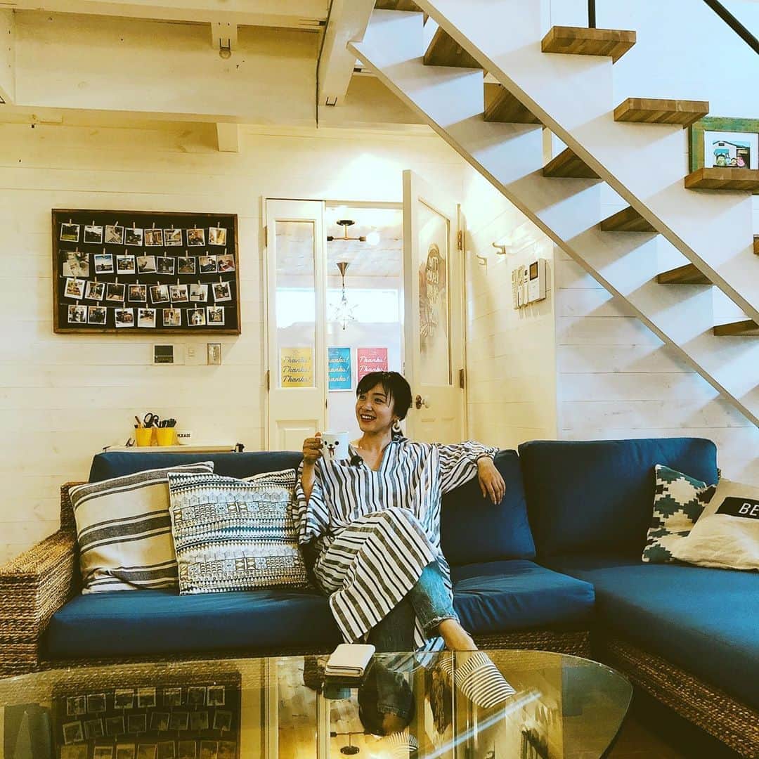 黛英里佳さんのインスタグラム写真 - (黛英里佳Instagram)「昨日のMBS「住人十色」ご覧いただいた皆さまありがとうございましたm(_ _)m✨  鎌倉の超絶お洒落な住居兼ハウススタジオでした☺️ いやもう本当どこ撮っても映える映える😂  ピンタレストは私は初めて知ったのですが、めちゃめちゃ便利ですね😳✨ これからお家を建てる方、リフォームされる方、模様替えをしようとしてる方おススメです😆  そして「いつか」と思っていたことはもしかして少しの勇気と気力があれば大抵のことは出来るんじゃないかな、とご夫婦の行動力に 学ばせていただきました🙇🏻‍♀️ MBSのHP、またはTVerでもご覧いただけますのでぜひチェックしてみてくださいね💕  #毎日放送#住人十色#鎌倉#えらそうにくつろぐの巻」9月1日 10時14分 - erikamayuzumi_official