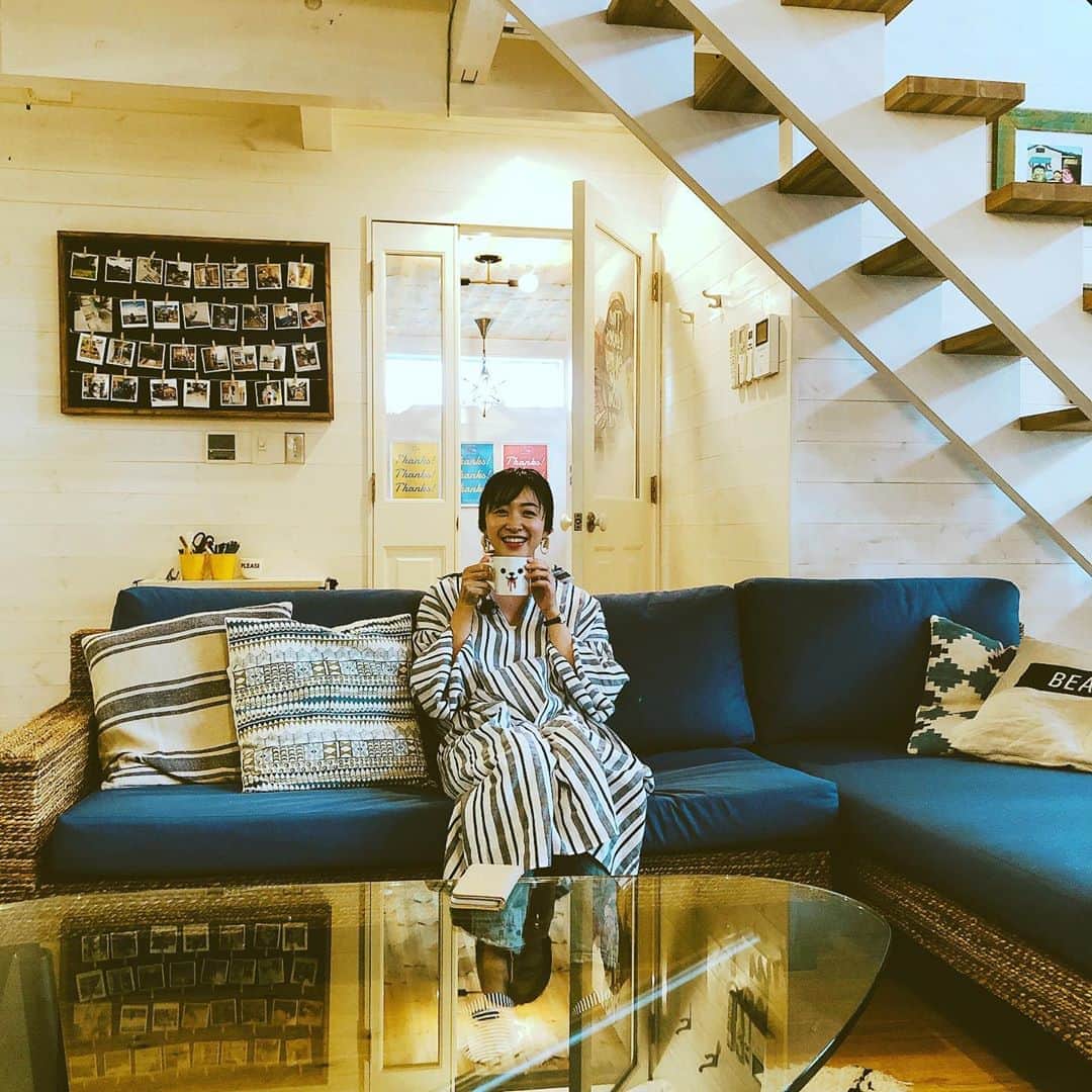 黛英里佳さんのインスタグラム写真 - (黛英里佳Instagram)「昨日のMBS「住人十色」ご覧いただいた皆さまありがとうございましたm(_ _)m✨  鎌倉の超絶お洒落な住居兼ハウススタジオでした☺️ いやもう本当どこ撮っても映える映える😂  ピンタレストは私は初めて知ったのですが、めちゃめちゃ便利ですね😳✨ これからお家を建てる方、リフォームされる方、模様替えをしようとしてる方おススメです😆  そして「いつか」と思っていたことはもしかして少しの勇気と気力があれば大抵のことは出来るんじゃないかな、とご夫婦の行動力に 学ばせていただきました🙇🏻‍♀️ MBSのHP、またはTVerでもご覧いただけますのでぜひチェックしてみてくださいね💕  #毎日放送#住人十色#鎌倉#えらそうにくつろぐの巻」9月1日 10時14分 - erikamayuzumi_official