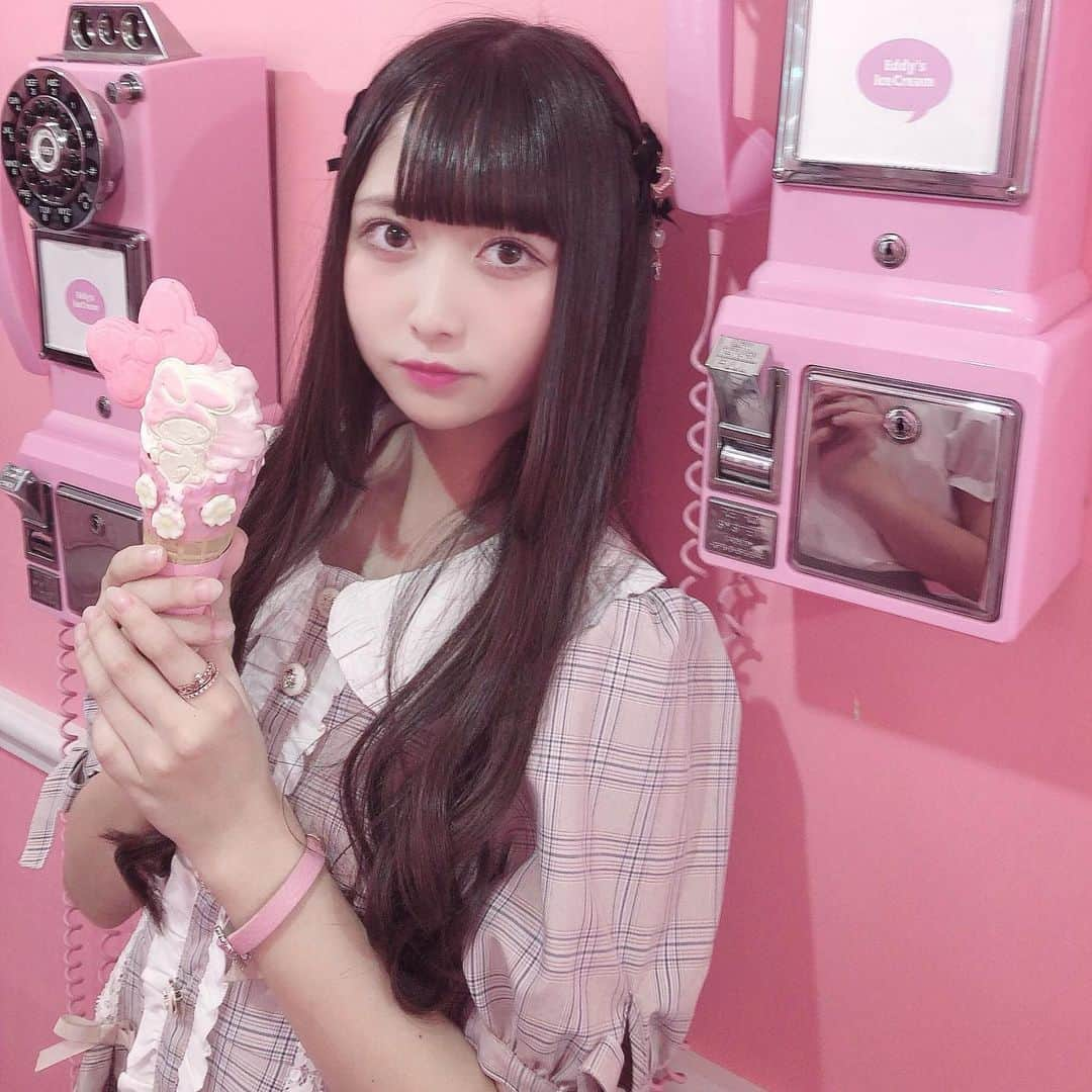 高木波夏のインスタグラム：「ギリギリマイメロコラボ食べれた～🐰🎀 . 甘いの大好きなので1人でぺろっと食べちゃいます‪( ᐡ｡› ·̫ ‹｡ᐡ )♡‬ . . . . #エディーズアイスクリーム #eddysicecream #アイス #原宿 #harajuku #マイメロ #マイメロディ #マイメロコラボ #インスタ映え #ピンク #photo #ハラ塾DREAMMATE #アイドル #高木波夏」