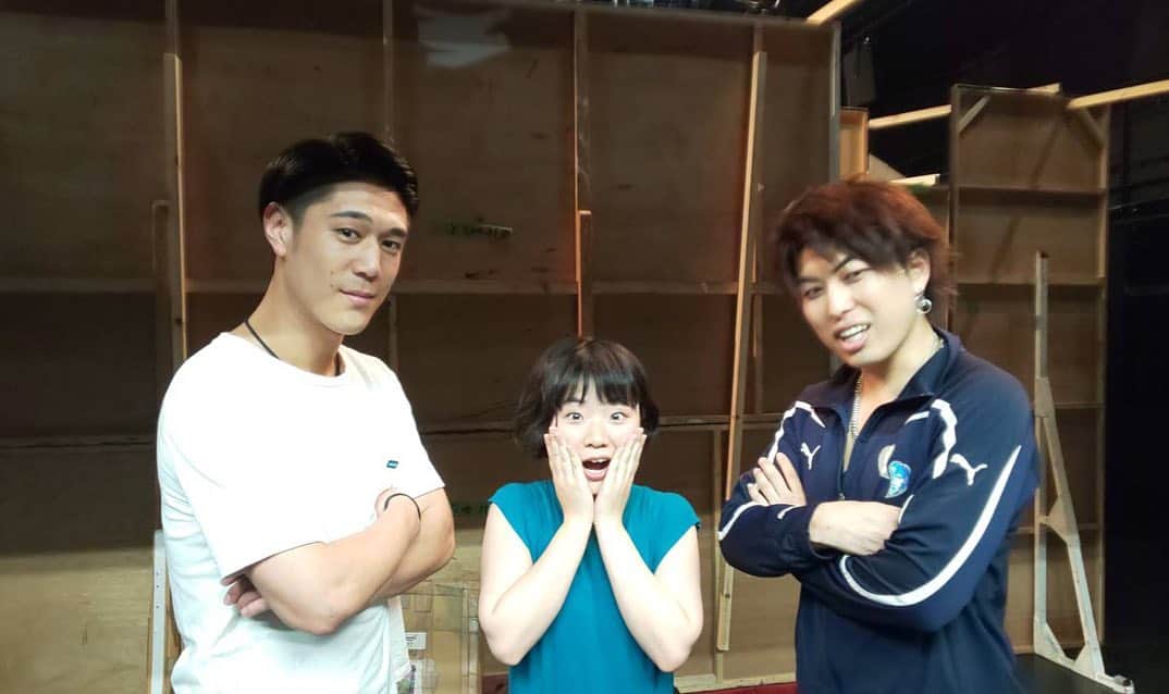 相馬有紀実のインスタグラム：「B公演昨日千秋楽でした！ れいな、小松くん、前田くんありがとうございました(^ ^) 小松くん、前田くんでかいっ（笑）！！ そして2枚目のれいなとのショットはインスタ性質上？写真がでかいっ（笑）！ さぁ、本日A公演！#200億の電波 千秋楽です！ けっぱってくるじゃー(^ ^)」
