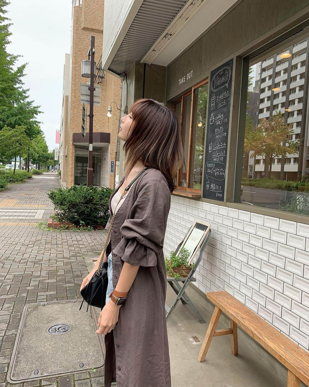 岸野里香さんのインスタグラム写真 - (岸野里香Instagram)「昨日は朝から2カ月ぶりの @lsurii.hairtreatment 💇‍♀️ 後ろからの写真撮り忘れたけど🥵 今回は🐺ウルフチックに✨✨ そのあと息子と夕寝してから(若干寝癖)まつ毛パーマにも行ってきた‼️じっと待つ時間苦手やけど、まつぱしとけば普段のメイク楽なので。笑 私服は一気に秋っぽい @to_the_sea_hawaii の羽織り、 hawaiiの本店にまた行きたいな🥺🌴Webstoreと直営店 (西銀座デパートB1, 学芸大学 @tothesea_healthliving , 新宿ルミネエスト B1) にてゲットできるよ〜💕 #美容の日」9月1日 10時25分 - rikakishino_official