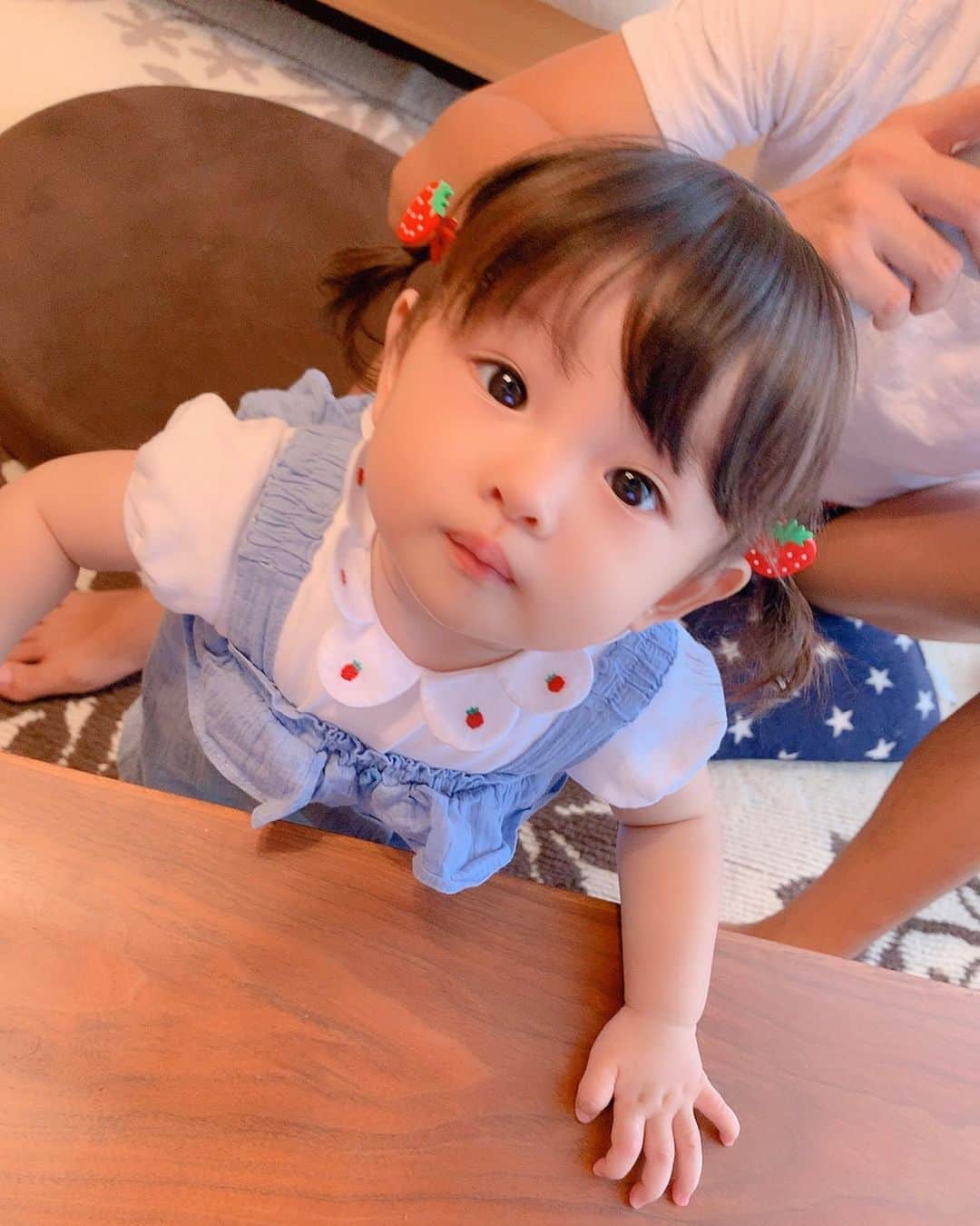 大知めぐみさんのインスタグラム写真 - (大知めぐみInstagram)「#女子感 ww #いちご 🍓🍓🍓 . お暇すぎて二つ結びw ですがこの日は、お出かけ準備したけど行くところがなく、引きこもりでした。笑 . 結局いつもの、ちょんまげおうちスタイルに😂😂 . . . #生後9ヶ月 #もうすぐ10ヶ月 #9ヶ月ベビー #女の子ママ #女の子ベビー #赤ちゃん #赤ちゃんのいる生活 #笑顔 #baby#babygirl #ママ#新米ママ #新米ママと繋がりたい #初育児#初出産#べびすたぐらむ #子育て #赤ちゃん服」9月1日 15時52分 - megmeg0715