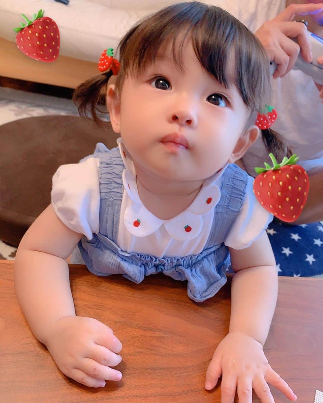 大知めぐみさんのインスタグラム写真 - (大知めぐみInstagram)「#女子感 ww #いちご 🍓🍓🍓 . お暇すぎて二つ結びw ですがこの日は、お出かけ準備したけど行くところがなく、引きこもりでした。笑 . 結局いつもの、ちょんまげおうちスタイルに😂😂 . . . #生後9ヶ月 #もうすぐ10ヶ月 #9ヶ月ベビー #女の子ママ #女の子ベビー #赤ちゃん #赤ちゃんのいる生活 #笑顔 #baby#babygirl #ママ#新米ママ #新米ママと繋がりたい #初育児#初出産#べびすたぐらむ #子育て #赤ちゃん服」9月1日 15時52分 - megmeg0715