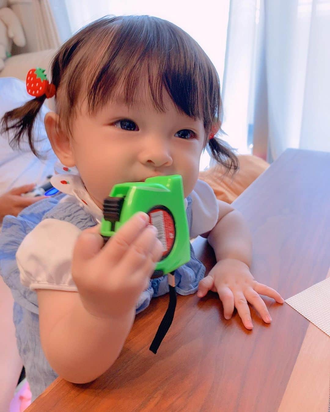 大知めぐみさんのインスタグラム写真 - (大知めぐみInstagram)「#女子感 ww #いちご 🍓🍓🍓 . お暇すぎて二つ結びw ですがこの日は、お出かけ準備したけど行くところがなく、引きこもりでした。笑 . 結局いつもの、ちょんまげおうちスタイルに😂😂 . . . #生後9ヶ月 #もうすぐ10ヶ月 #9ヶ月ベビー #女の子ママ #女の子ベビー #赤ちゃん #赤ちゃんのいる生活 #笑顔 #baby#babygirl #ママ#新米ママ #新米ママと繋がりたい #初育児#初出産#べびすたぐらむ #子育て #赤ちゃん服」9月1日 15時52分 - megmeg0715
