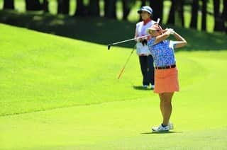 照山亜寿美さんのインスタグラム写真 - (照山亜寿美Instagram)「山陰合同Duoカードレディース⛳️ 豪雨の影響で2日間となりましたが、ボランティアやゴルフ場の皆様復旧作業してくださりありがとうございました🙇🏻‍♀️👏. 久し振りに上位でのプレーができてホッとしたのと悔しいのと色々ですが、また一歩一歩がんばります😎🖖🏻🖖🏻. . . #ブリヂストンゴルフ #パラディーゾ #寿屋フロンテ #アスリート街ドットコム  #no1grip  #スタジオエスアンドケイ」9月1日 15時55分 - asumiteruyama