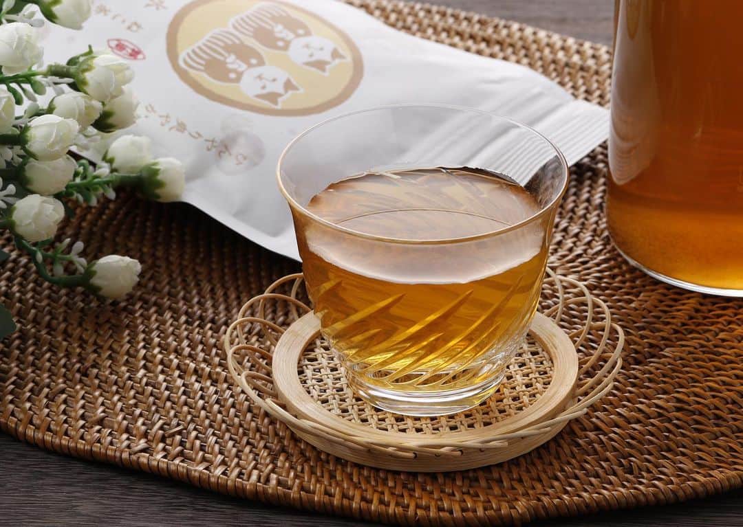 ねこさんのインスタグラム写真 - (ねこInstagram)「うぅ…9月になったとはいえど、まだまだ暑いっ🙈💦そんな時に❣️ひんやり美味しい日本茶はいかがですかぁ😸💕 【ねこ茶商印の水出しほうじ茶】は、2種類のほうじ茶をブレンドした、とーっても香ばしい味わいなのです🌟🙌🏻 お茶パックをポンっと水の中に入れてしばらく待つだけで、とっても美味しいほうじ茶が味わえるョ☺️✨ 温かいほうじ茶ももちろん美味しいんだけど、水出しもびっくりするほど美味しいよ〜😁✨ 静岡県の茶商さんと、NEKONOBAチームで、じっくりじっくり考えて、何度も試行錯誤して作ったオリジナルブレンドです🍵 NEKONOBA in 渋谷ヒカリエ(9/12まで❣️)にて販売中です😊NEKONOBAオリジナルのお菓子とも相性抜群だよ😍🍡 この機会にぜひチェックしてみてくださいな〜♫🍵 #neko_magazine #ねこ #猫 #ネコ #catstagram #cat #ねこマガジン #NEKONOBA #nyasa #kozacla #spacenyasa #ニャサ #宇宙 #宇宙好き #nyandoroid #ニャンドロイド #ヒカリエ #渋谷ヒカリエ #shinqs #tokyo #東京 #shibuya #渋谷 #ほうじ茶 #水出し #水出しほうじ茶 #お茶」9月1日 15時55分 - neko_magazine