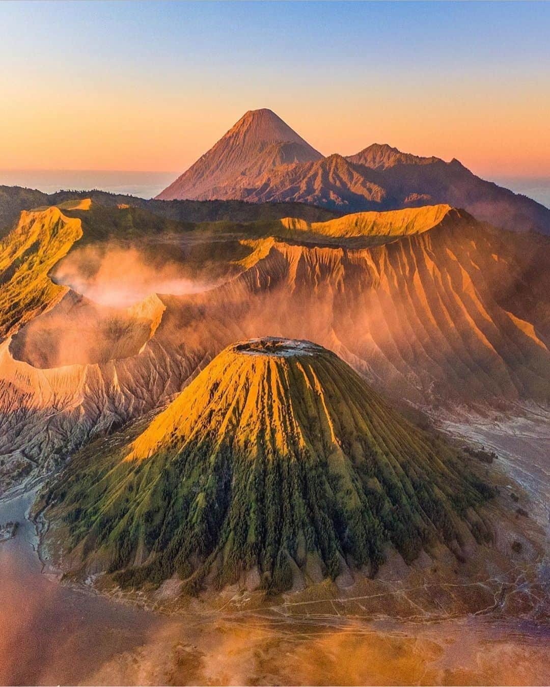 Earth Picsさんのインスタグラム写真 - (Earth PicsInstagram)「Sunrise at Bromo, East Java Indonesia 🇮🇩 📸 by: @mijlof」9月1日 10時30分 - earthpix