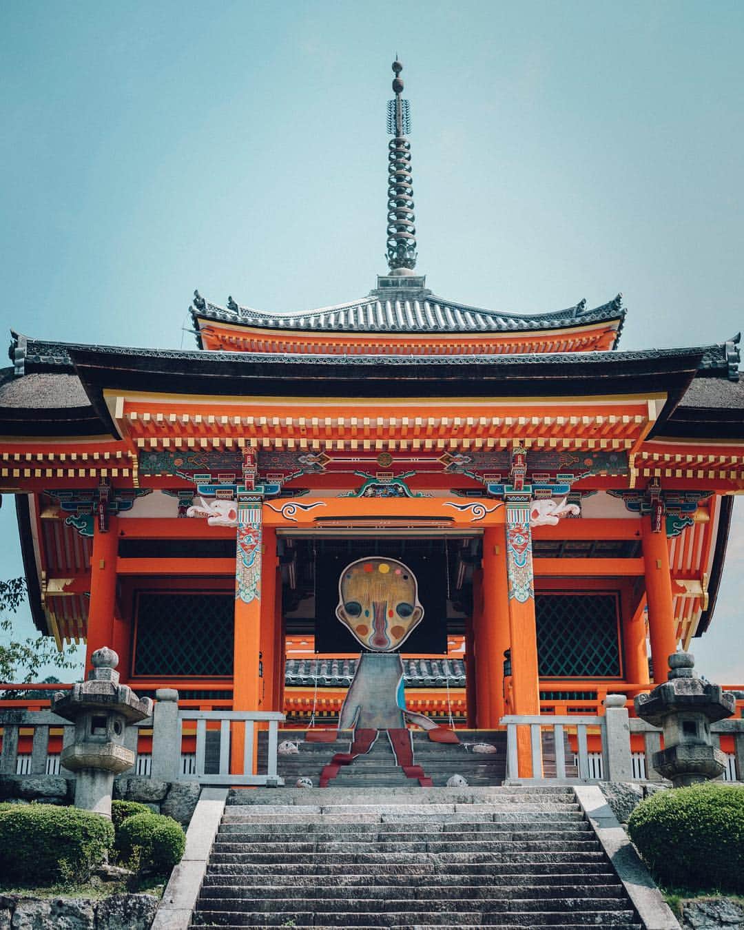 のインスタグラム：「CONTACT Where the World Meets Japanese Art and Culture | CONTACT つなぐ・むすぶ日本と世界のアート展  9.1 - 9.8, 2019  www.contact2019.com  場所:西門 Sai-mon 加藤 泉 Izumi Kato  3年に一度、世界の美術館、博物館関係者が一堂に会するICOM（アイコム/国際博物館会議）。本年実施の京都大会を記念し、9月1日（日）から8日（日）まで当山諸堂にて、日本と世界アートにおける両者の接点（コンタクト）をテーマにしたアート展が開催されます。 「美術、文学、映画、マンガの各分野で、世界と日本のアーティスト、クリエイターがどのように影響を与え合い、響き合ってきたか。その軌跡を展観する」ことを趣旨に、アンリ・マティス、宮沢賢治、手塚治虫など、時代や国、ジャンルを超越した作品が集結。展覧会の総合プロデューサーの小説家・原田マハ氏による全作品の解説と、展覧会の関連小説書「20 CONTACTS 消えない星々との短い接触」からの一部抜粋が掲載されたタブロイド紙が無料配布され、小説と合わせて作品を鑑賞できる大変ユニークな内容となっています。 会期中、大講堂ではトークイベントも開催。俳優の竹中直人氏や、映画監督の山田洋次氏といった多彩なゲストと原田マハ氏のアート談義が展開します。  通常非公開の成就院と、重要文化財・経堂を会場として特別に内部公開するほか、西門と馬駐には加藤泉氏の新作が展示されるなど、屋内・屋外の各所で作品を鑑賞いただくことができます。お参りと合わせ、境内をゆっくりと周って、心豊かな時間をもっていただければ幸いです。」