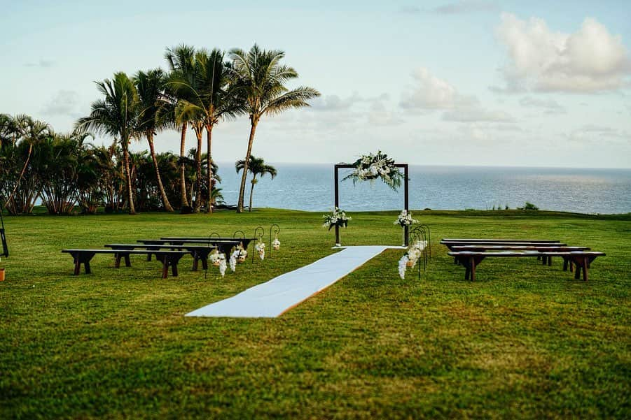 ドウェイン・ジョンソンさんのインスタグラム写真 - (ドウェイン・ジョンソンInstagram)「Our Hawaiian wedding was beautiful and I want to thank our incredible staff for their outstanding work.  To carry out my #1 goal of complete privacy, no wedding planners or outside resources were hired. Everything you see was created by hand, by staff and family only.  The end results were spectacular and @laurenhashianofficial and I will forever be grateful for helping our hearts sing on this day.  Pomaika’i ❤️ 📸@jonbrandoncruz」9月1日 10時47分 - therock