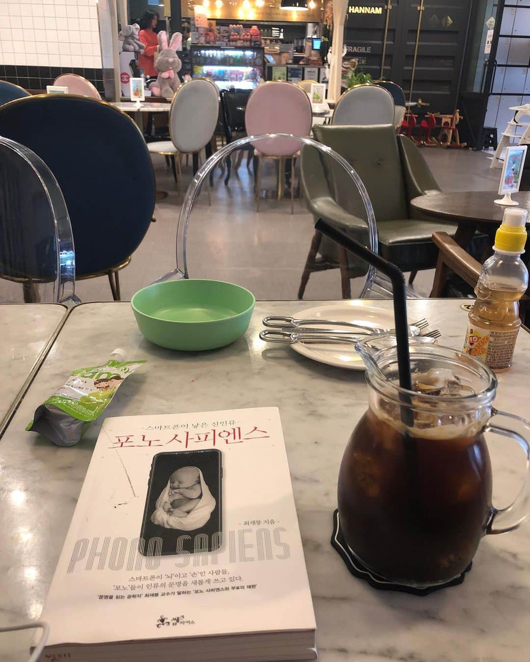 アン・ソニョンさんのインスタグラム写真 - (アン・ソニョンInstagram)「오늘 당일치기 양평이라도 가자.. 했다가, 우리도 좀 쉬자. 로 결정. . . . 난 전에 읽다만 책이 보고싶고,  #스스방 은 헬스장이 가고싶다해서  오전동안 내가 #키카독박 으로 책보기하고 스스방 근력하고 오기로하고,  오픈도 안한 키카에 30분전부터 떨궈주고 가심🤣 . . . . #바로네주말풍경  #바로네사는이야기 . . . 아참 그거 아세요?  오늘 벌써 #9월1일.....😱 . . #다이어트는1일부터 아시쥬?  #식단하시는분들  #영양챙기실분들  지금 #레이핏할인프로모션 오픈해떠요🤗 👉 @lovebazaar_online」9月1日 10時52分 - anney_an_love
