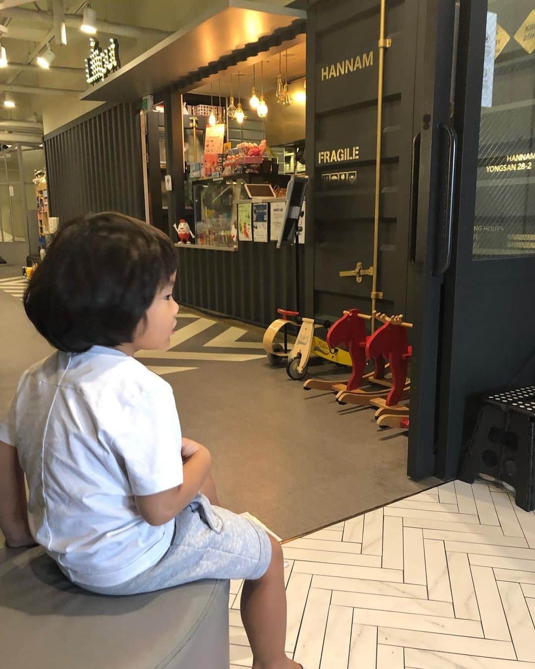 アン・ソニョンさんのインスタグラム写真 - (アン・ソニョンInstagram)「오늘 당일치기 양평이라도 가자.. 했다가, 우리도 좀 쉬자. 로 결정. . . . 난 전에 읽다만 책이 보고싶고,  #스스방 은 헬스장이 가고싶다해서  오전동안 내가 #키카독박 으로 책보기하고 스스방 근력하고 오기로하고,  오픈도 안한 키카에 30분전부터 떨궈주고 가심🤣 . . . . #바로네주말풍경  #바로네사는이야기 . . . 아참 그거 아세요?  오늘 벌써 #9월1일.....😱 . . #다이어트는1일부터 아시쥬?  #식단하시는분들  #영양챙기실분들  지금 #레이핏할인프로모션 오픈해떠요🤗 👉 @lovebazaar_online」9月1日 10時52分 - anney_an_love