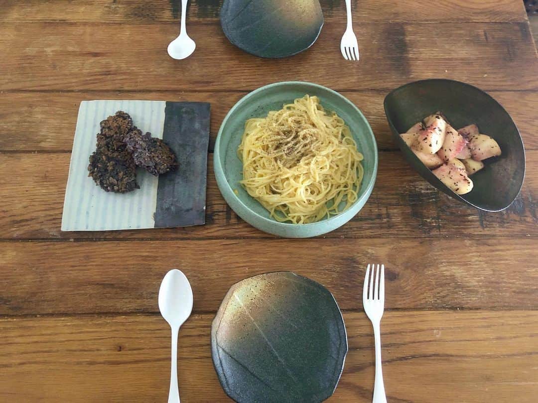 のインスタグラム：「ㅤㅤㅤ ㅤㅤㅤ 朝は冷蔵庫を漁ってスロージュースを。 ㅤㅤㅤ ご飯は、 ✔︎グルテンフリー卵パスタ ✔︎桃のアールグレイマリネ ✔︎紫のジャガイモのハッシュドポテト ㅤㅤㅤ @takec824 にもらった紫のジャガイモは めちゃくちゃもっちりしていて ツナギなくても十分まとまった、優秀〜〜〜！ ㅤㅤㅤ しかし炭水化物多め！笑 映えないごはんだわ🤣」