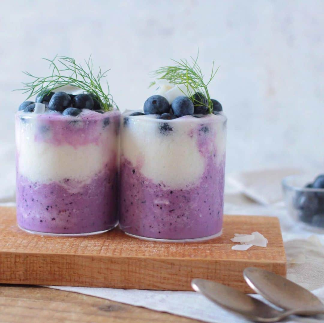 mai_smoothieのインスタグラム：「梨とブルーベリーのスムージー Japanese pear & blueberry smoothie  紫purple) ブルーベリーfrozen blueberry 30g 梨frozen pear 120g ヨーグルトyorgrut 30g 牛乳milk 90ml 白white) 梨frozen pear 150g ヨーグルト100g 水water 50ml トッピングtopping) ブルーベリーblueberry 、ココナッツフレークcoconut flake、ディルdill、蜂蜜honey」